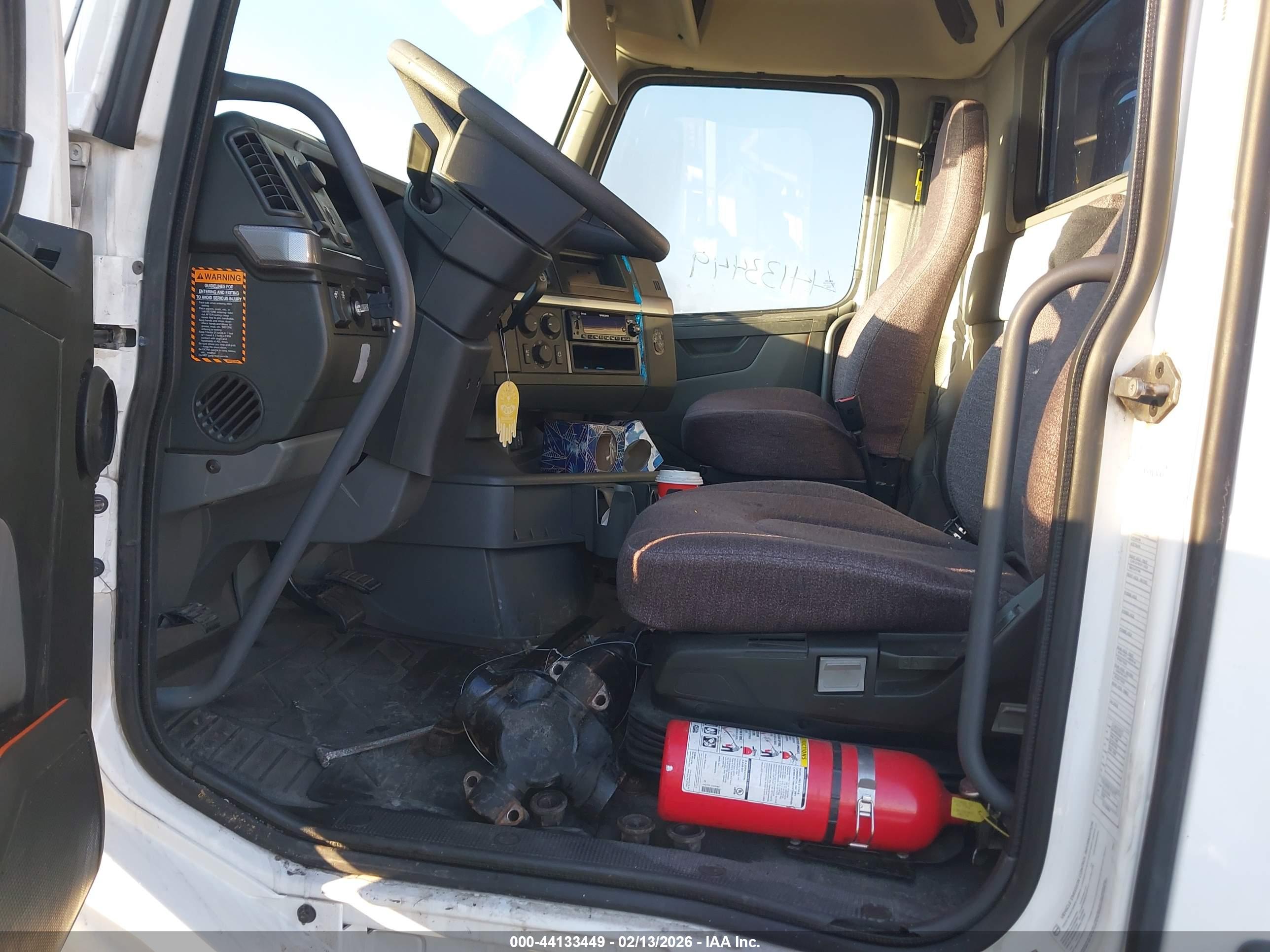 VOLVO VNL image 7