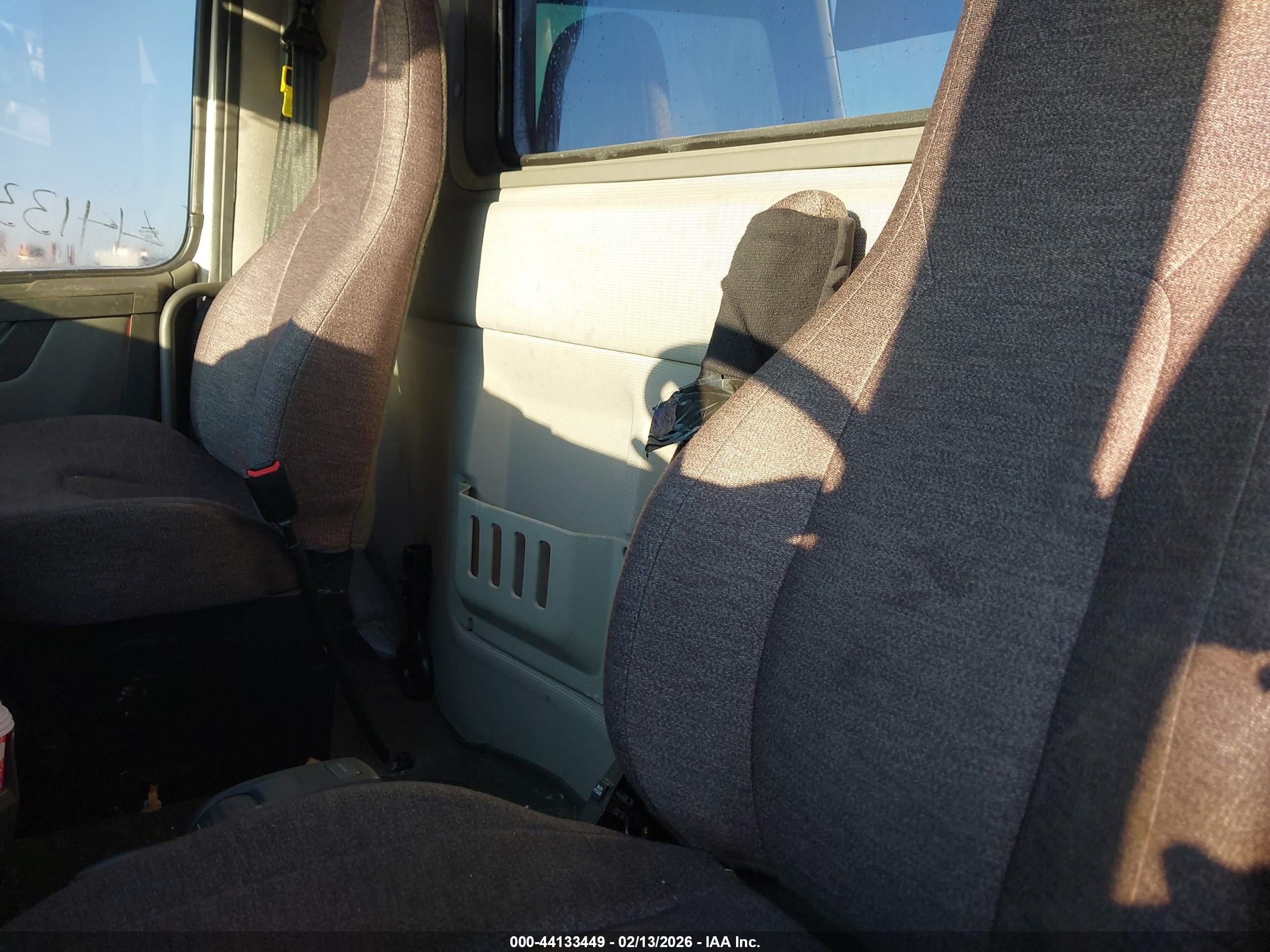 VOLVO VNL image 8