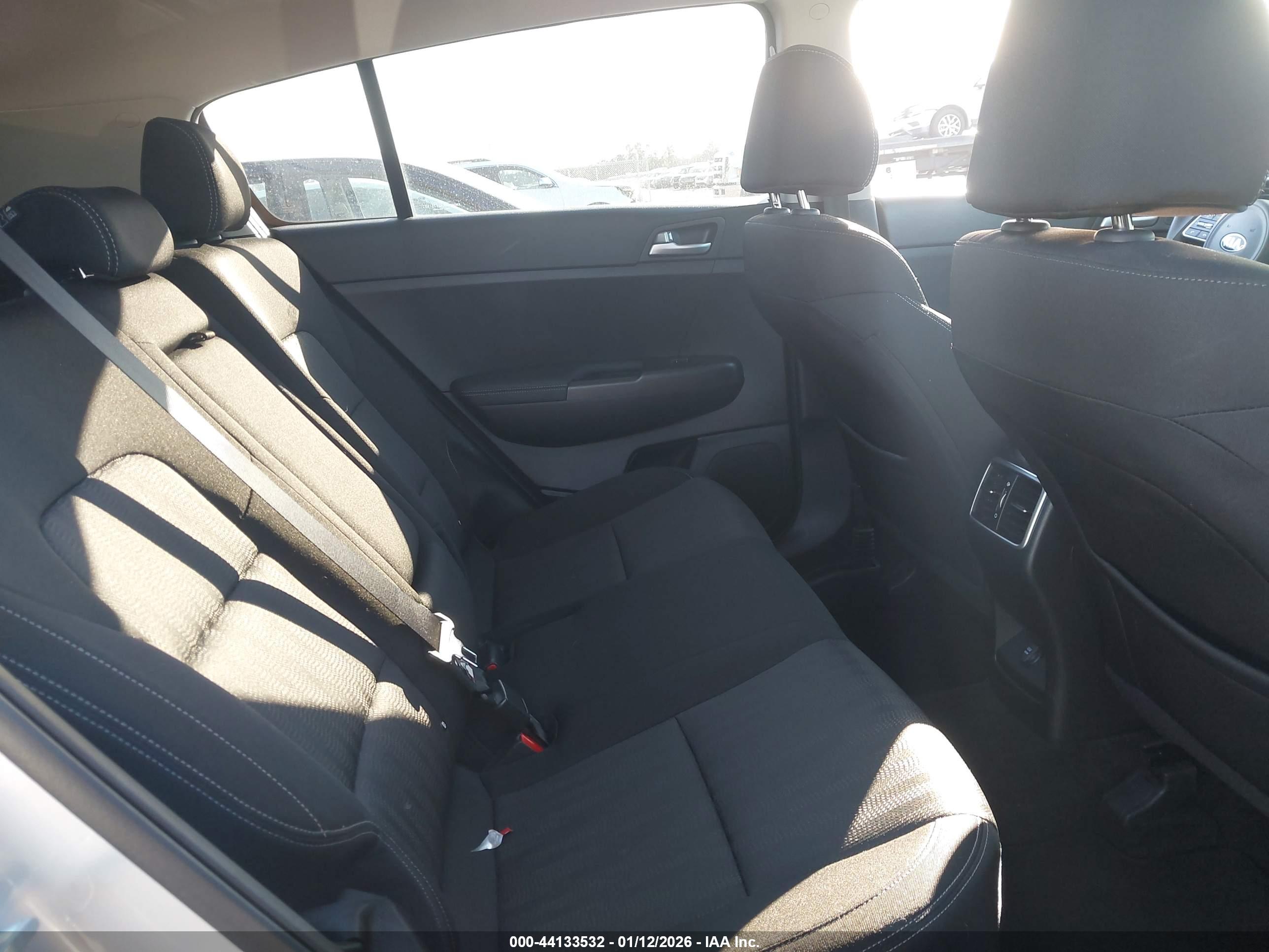 KIA SPORTAGE image 8