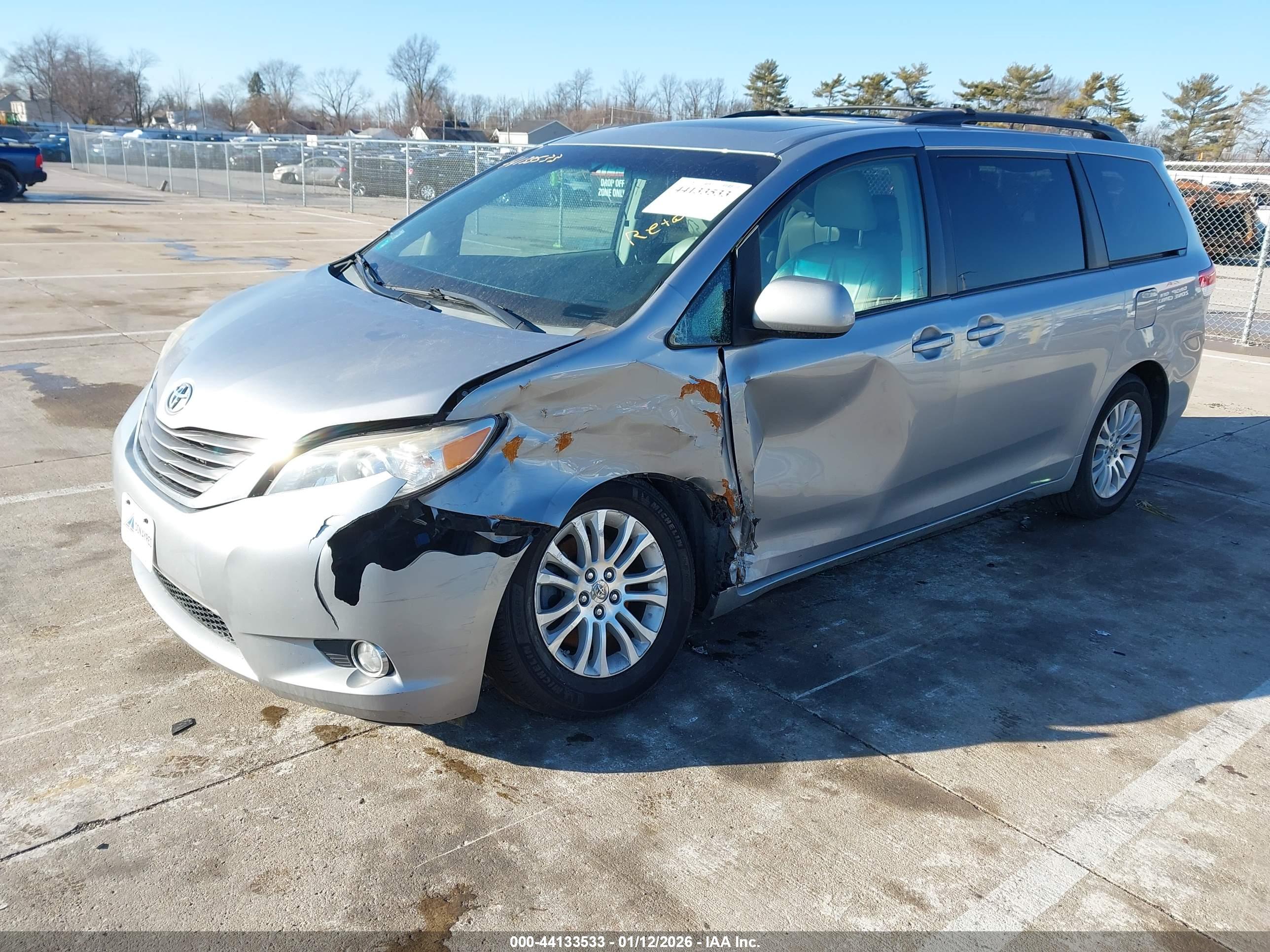 TOYOTA SIENNA image 2