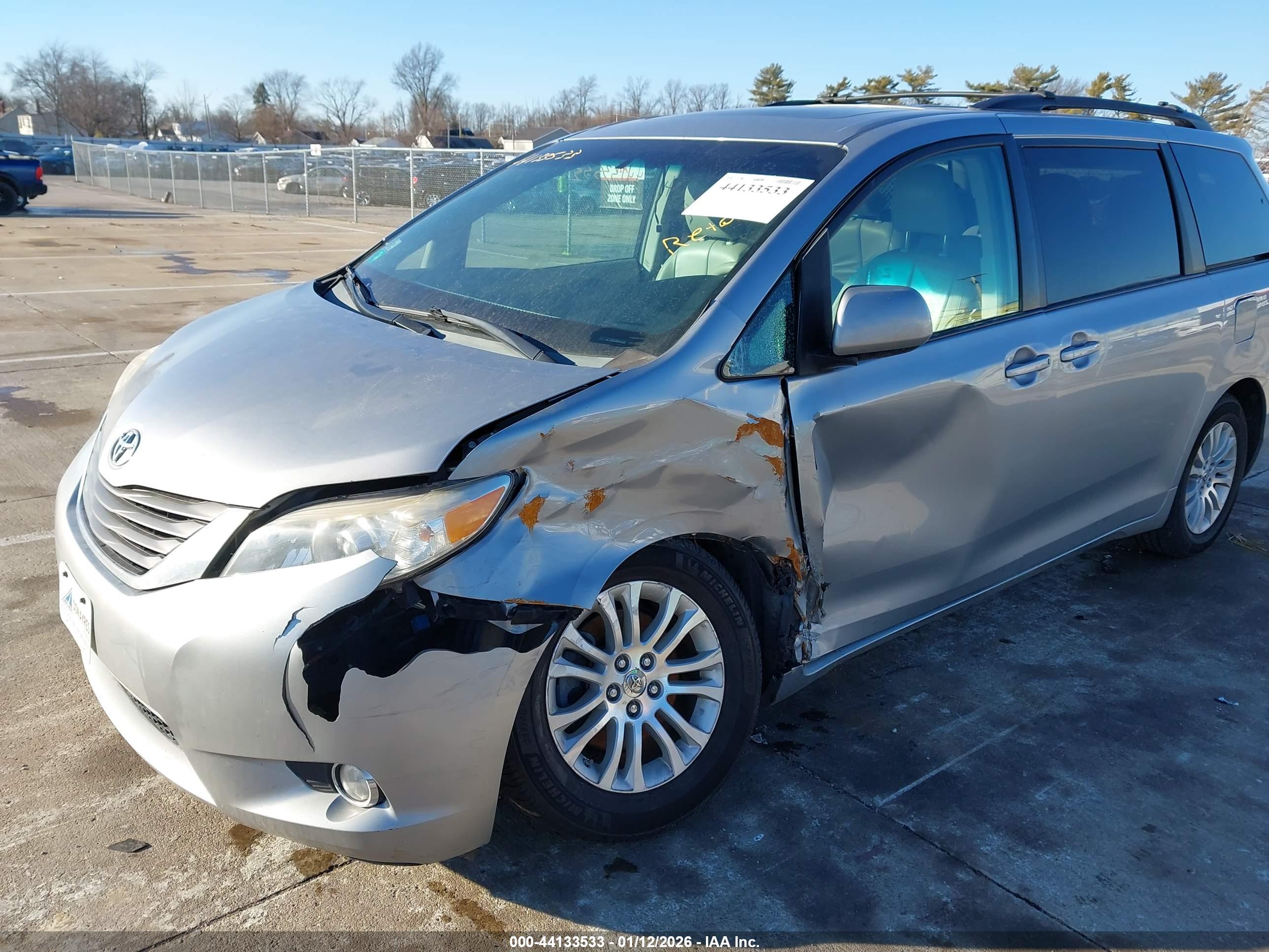 TOYOTA SIENNA image 6