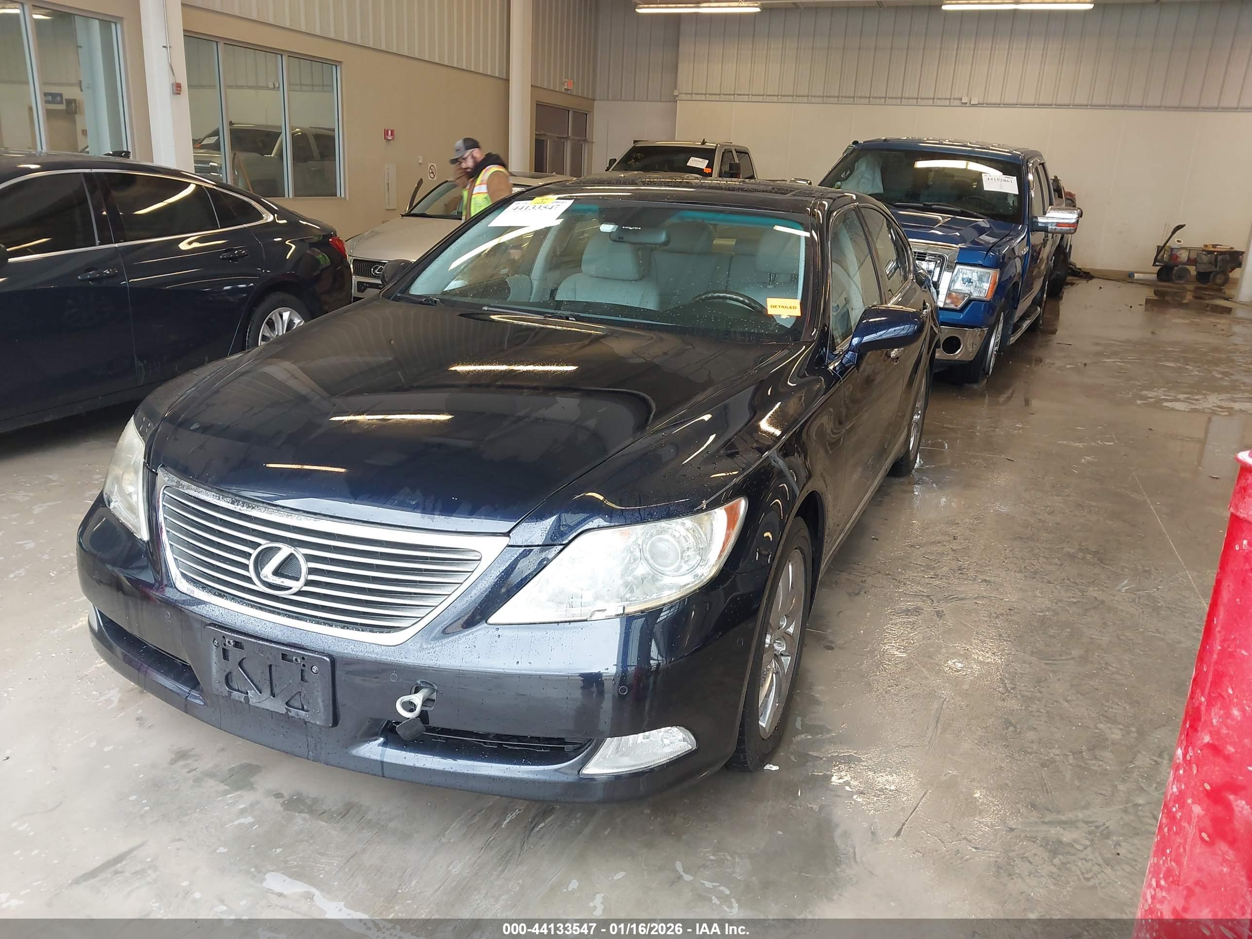LEXUS LS image 2