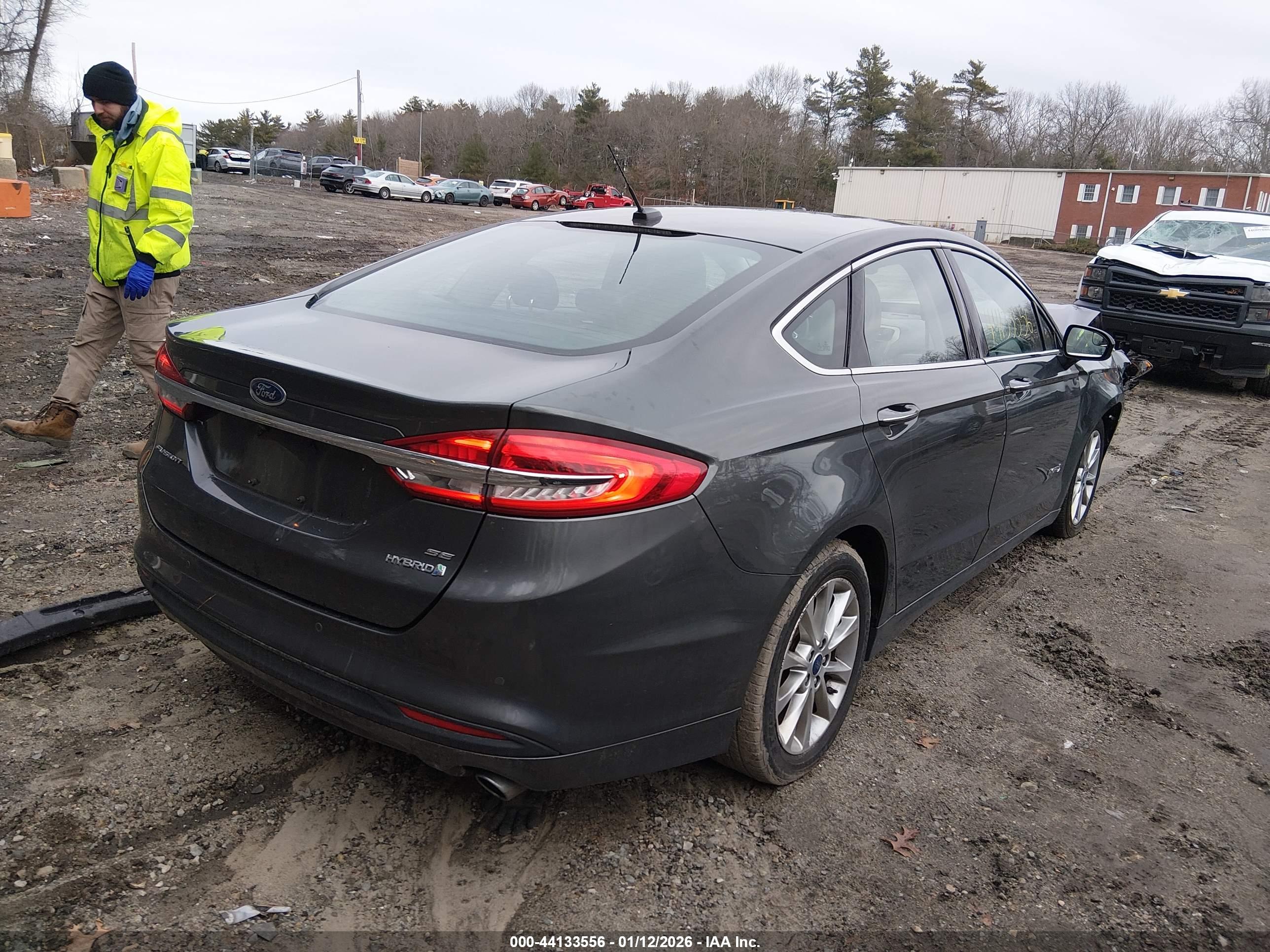 FORD FUSION image 4