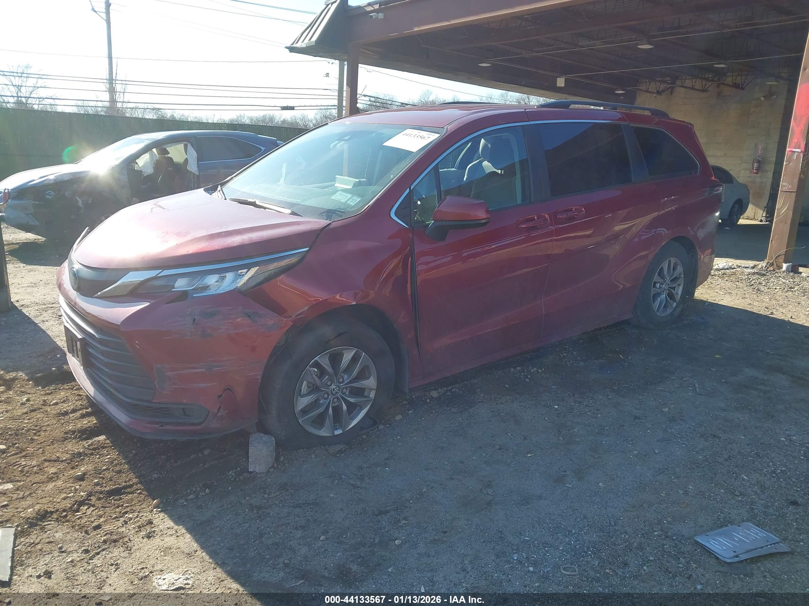 TOYOTA SIENNA image 2