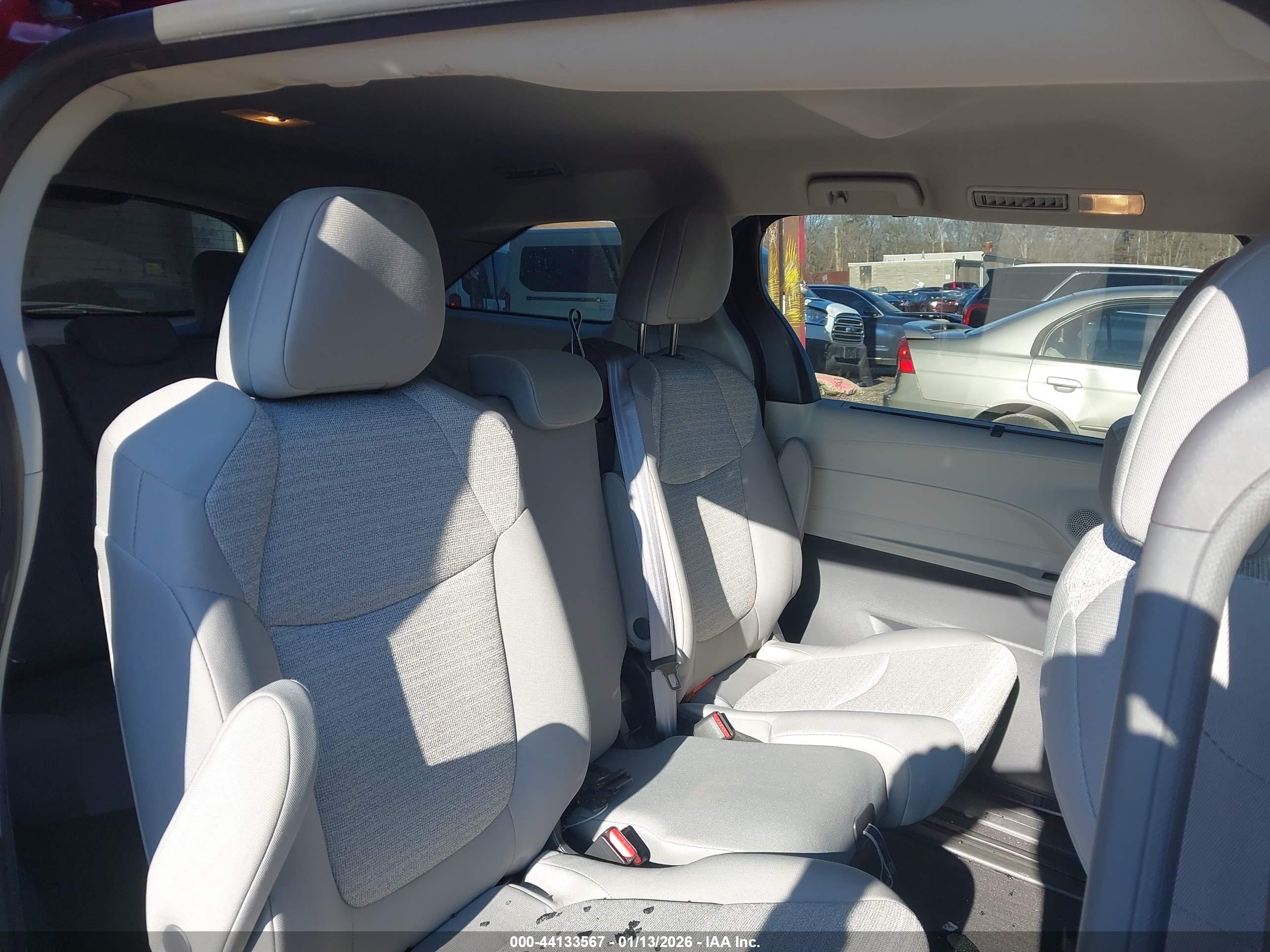 TOYOTA SIENNA image 8