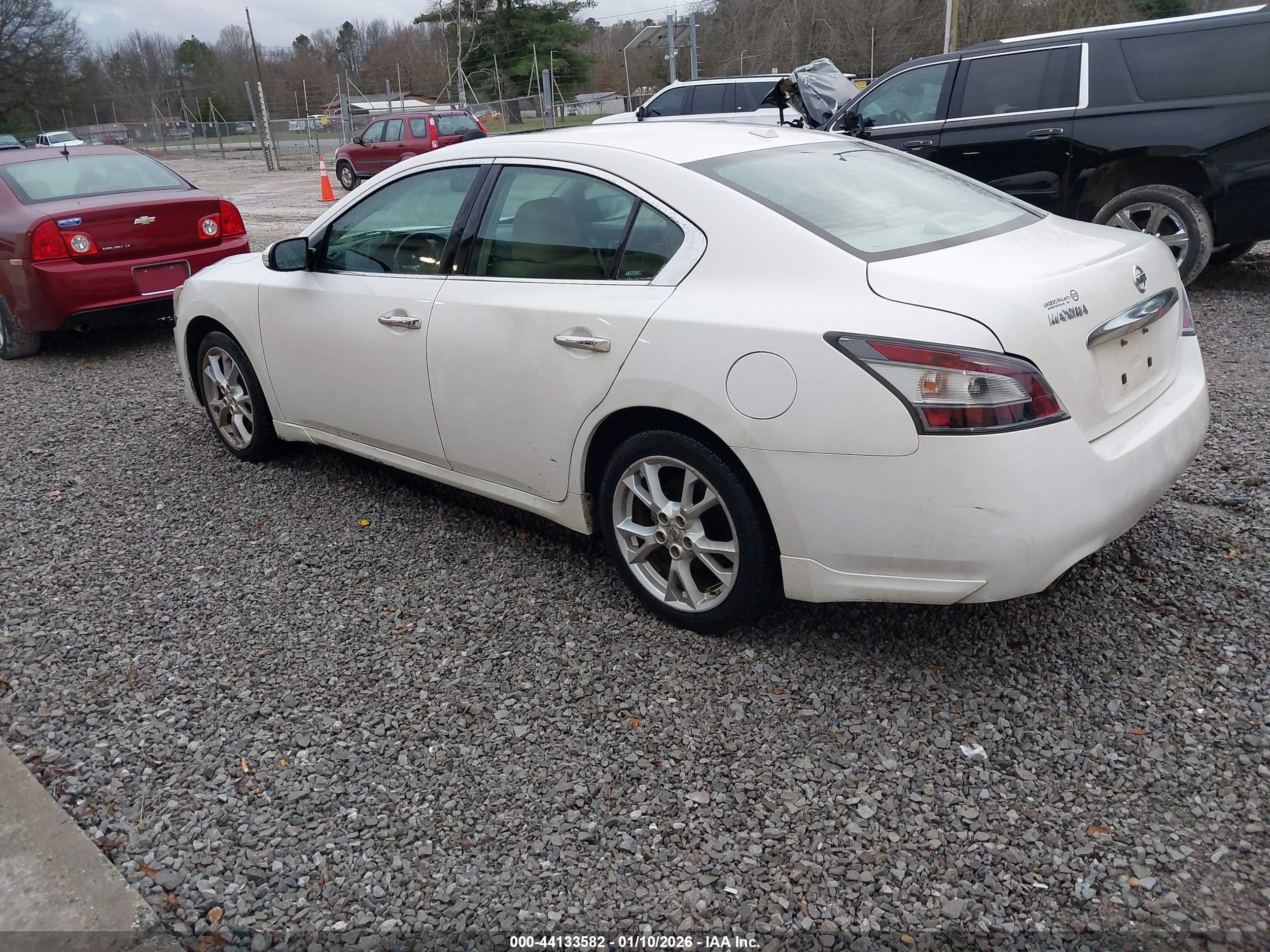 NISSAN MAXIMA image 3
