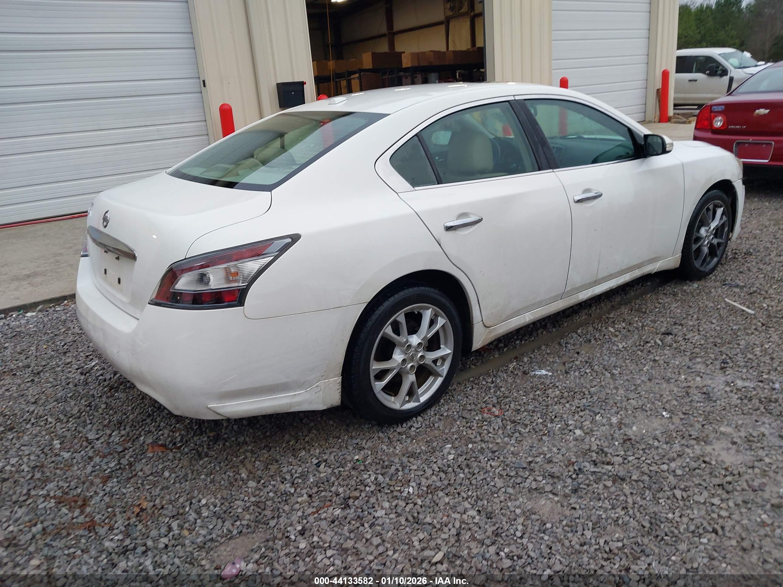 NISSAN MAXIMA image 4