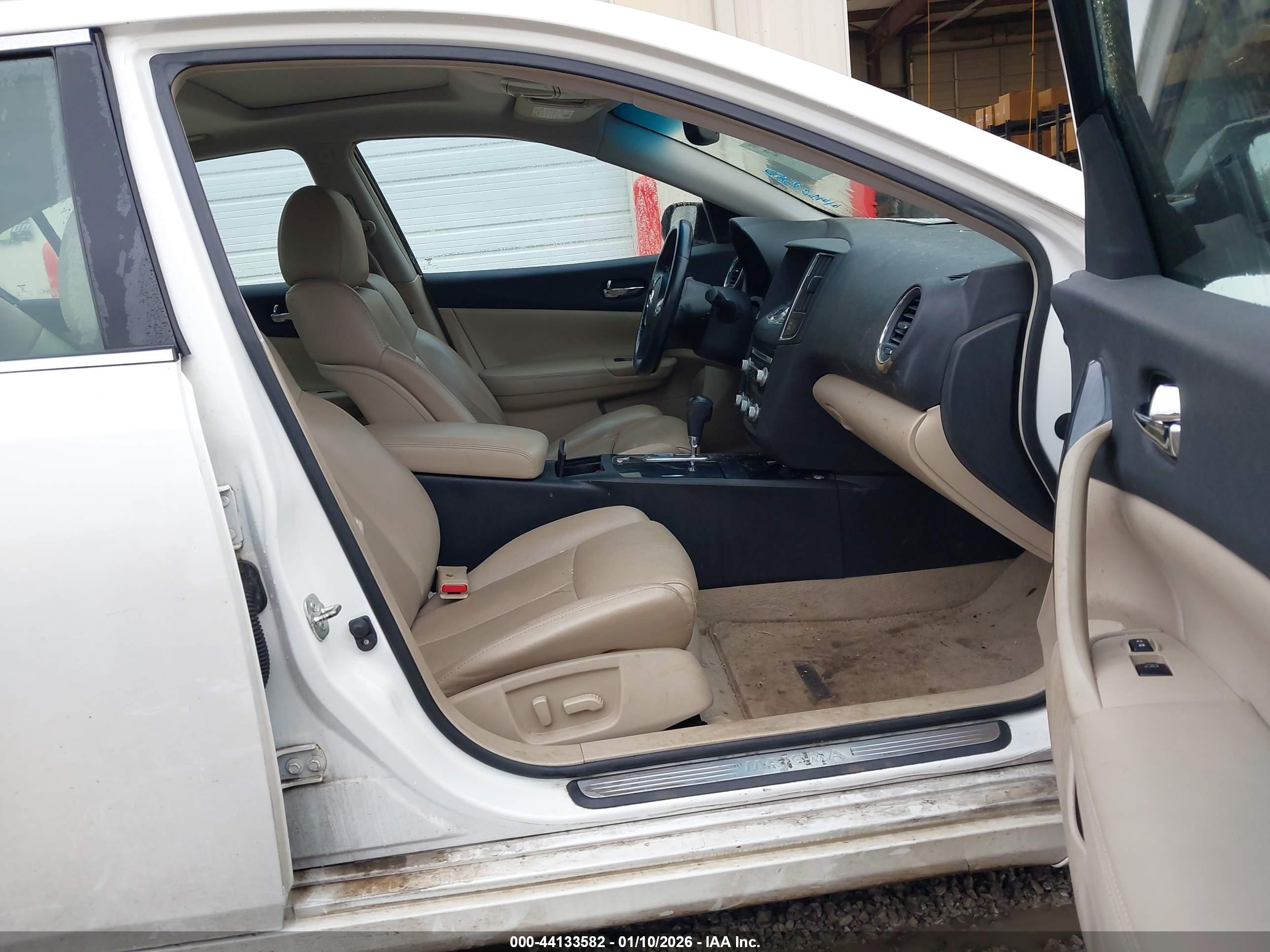 NISSAN MAXIMA image 5