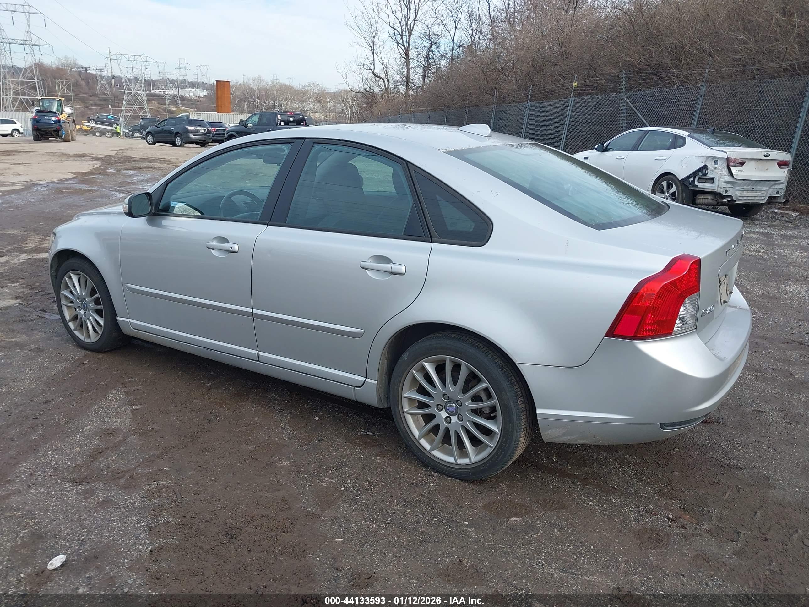 VOLVO S40 image 3