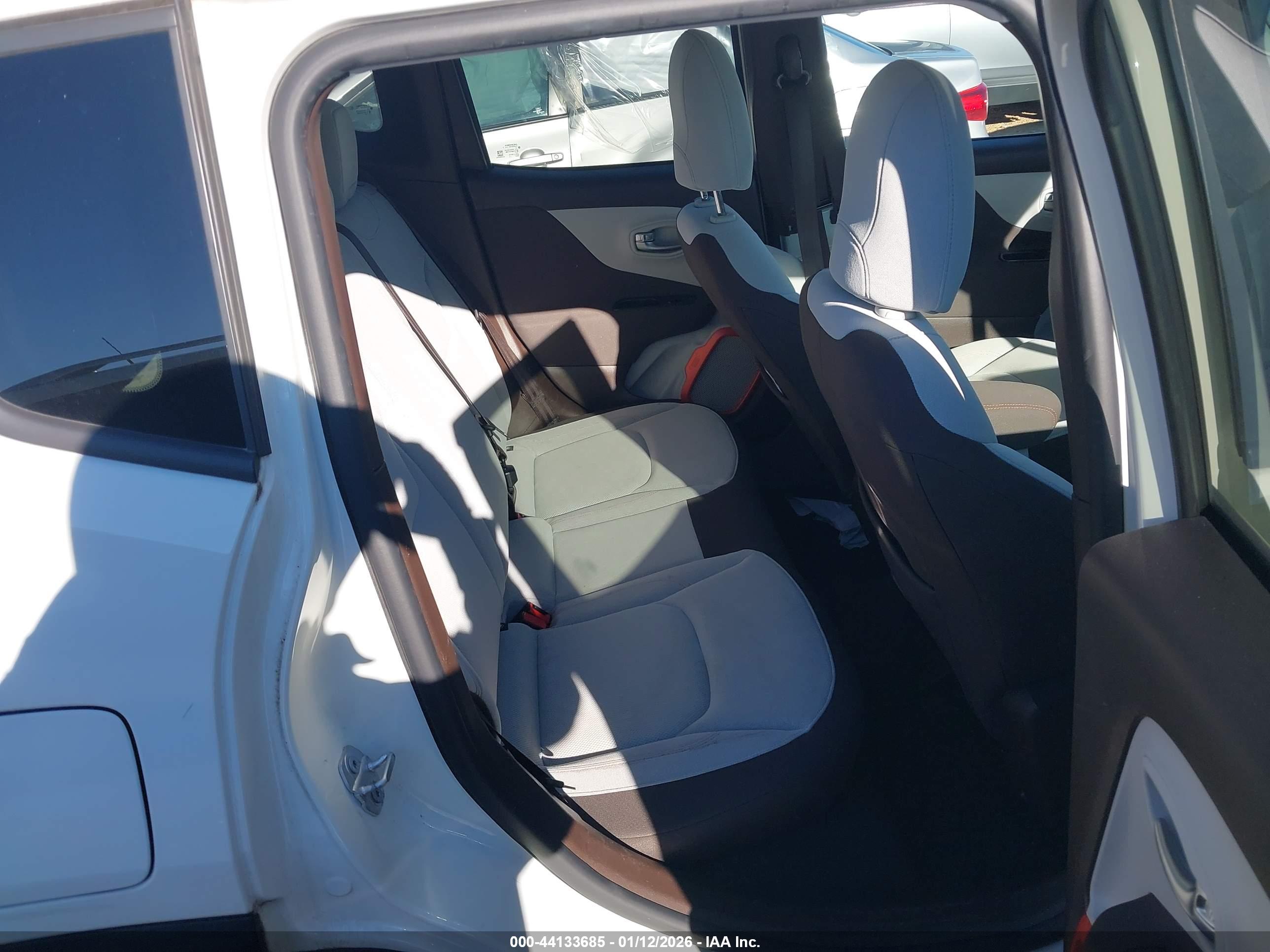 JEEP RENEGADE image 8