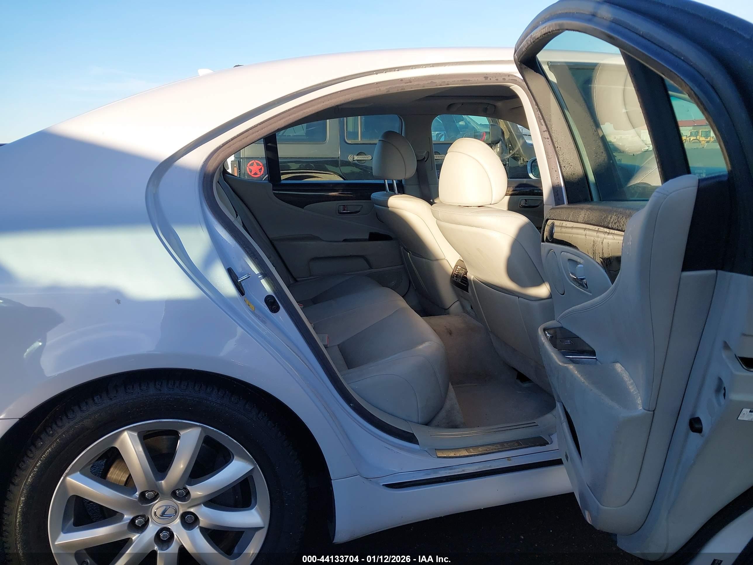 LEXUS LS image 8