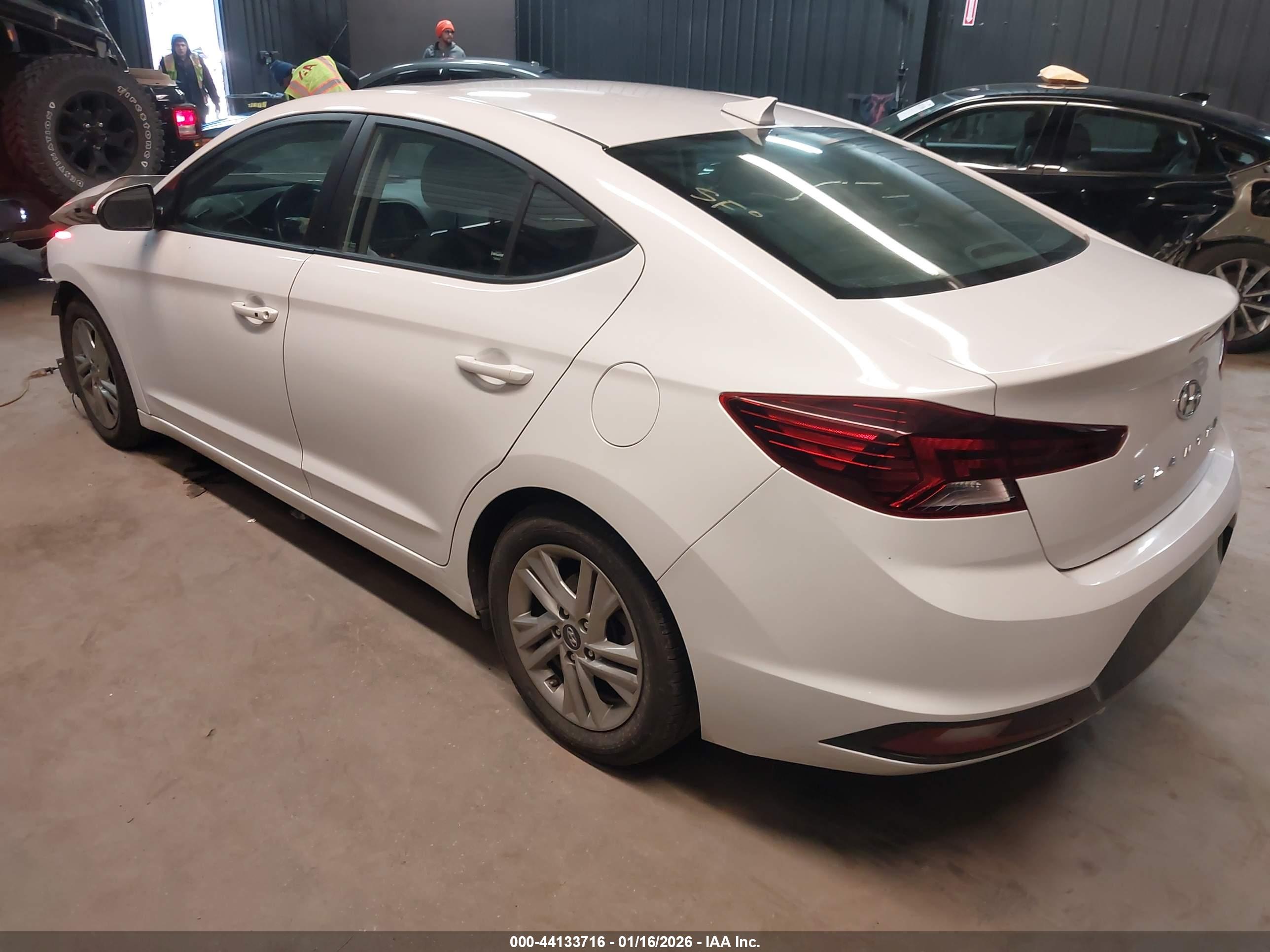HYUNDAI ELANTRA image 3