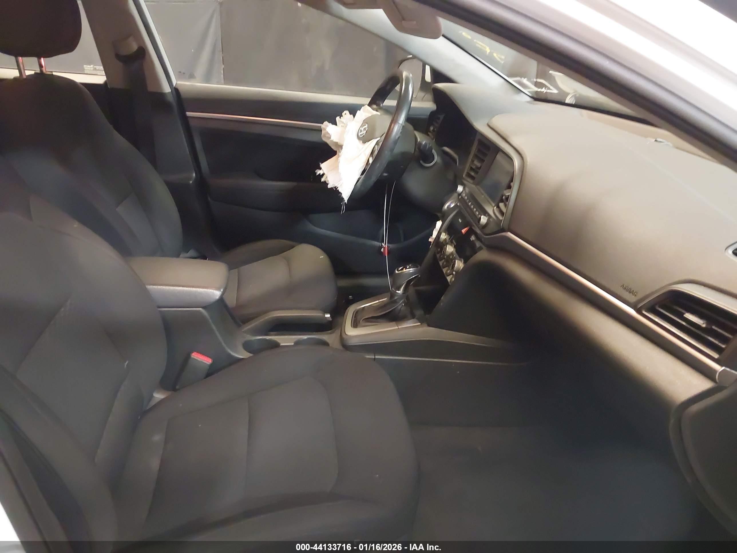 HYUNDAI ELANTRA image 5