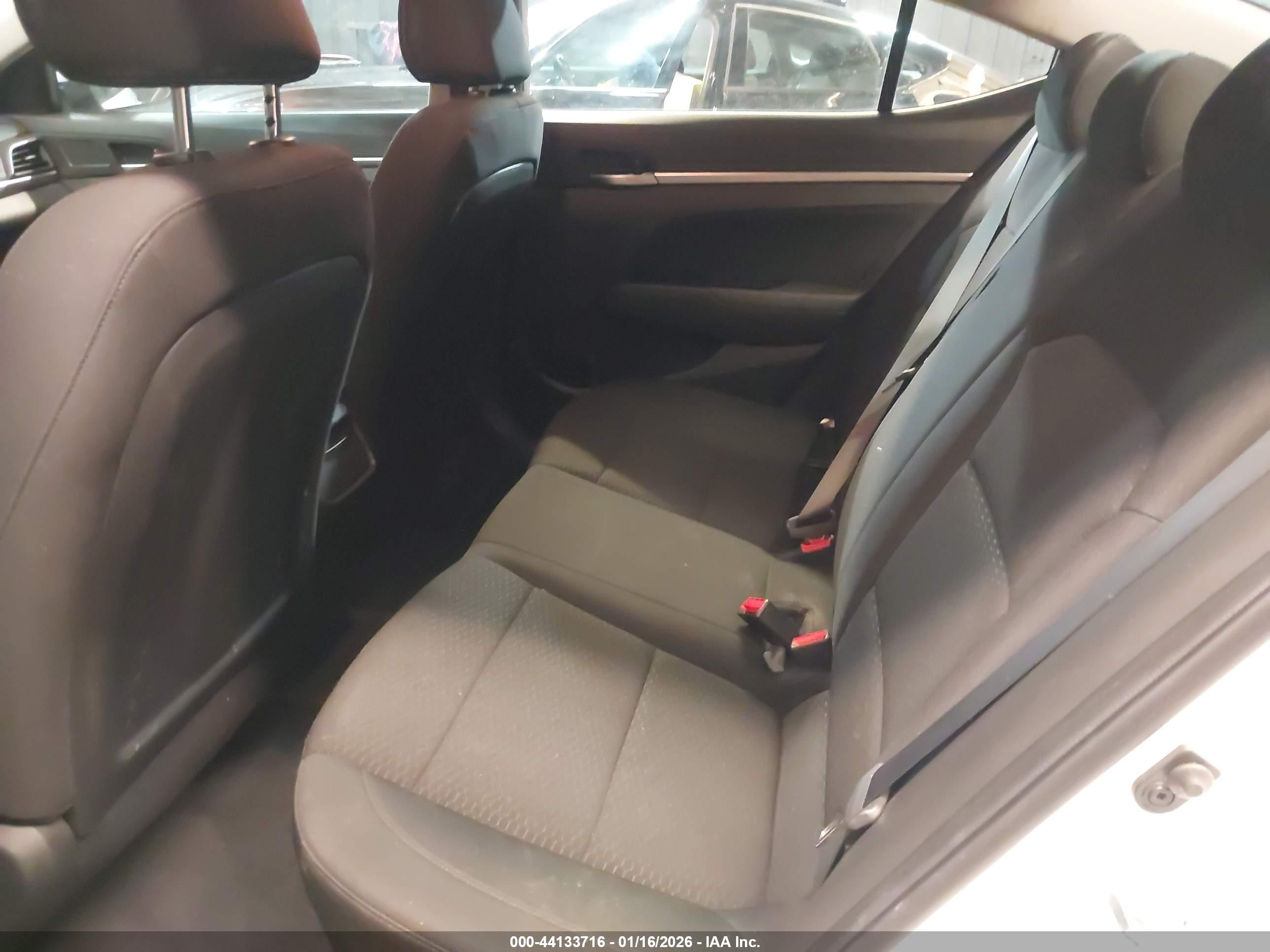 HYUNDAI ELANTRA image 8