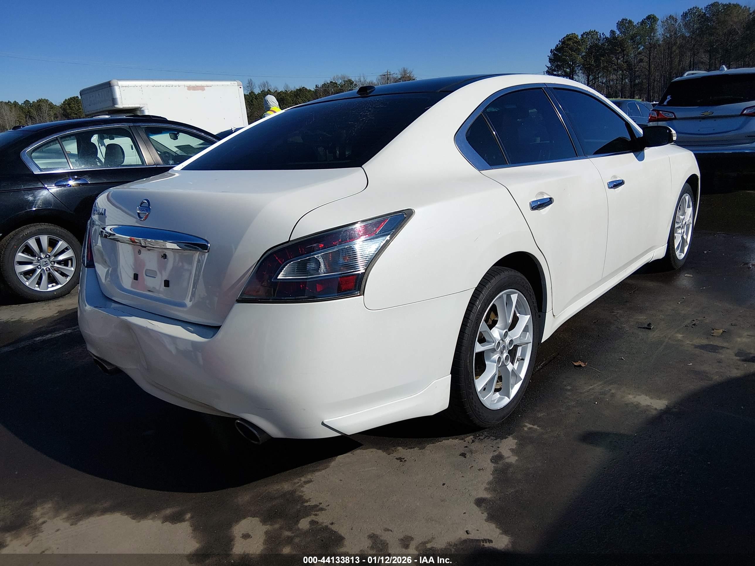 NISSAN MAXIMA image 4