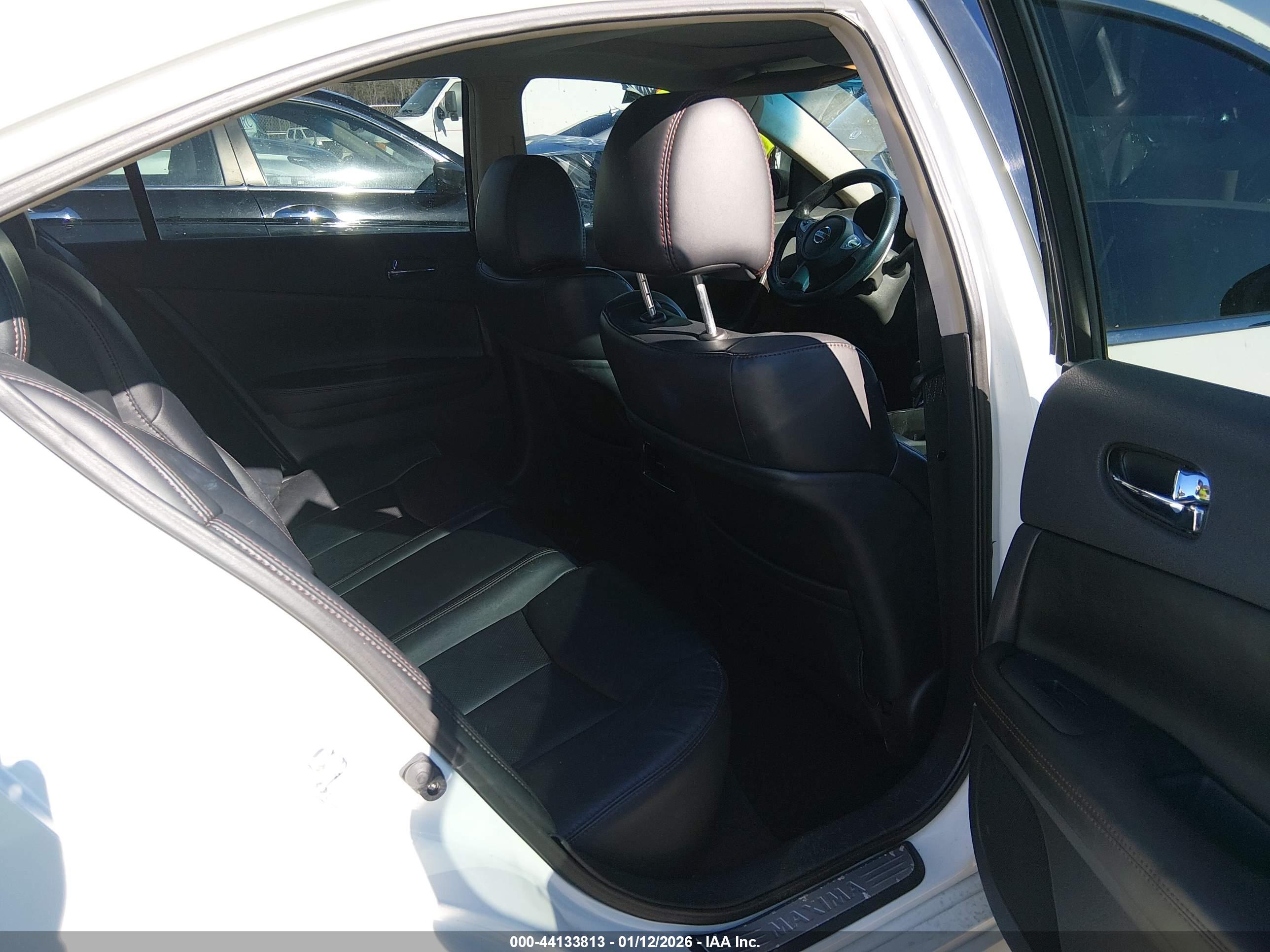 NISSAN MAXIMA image 8
