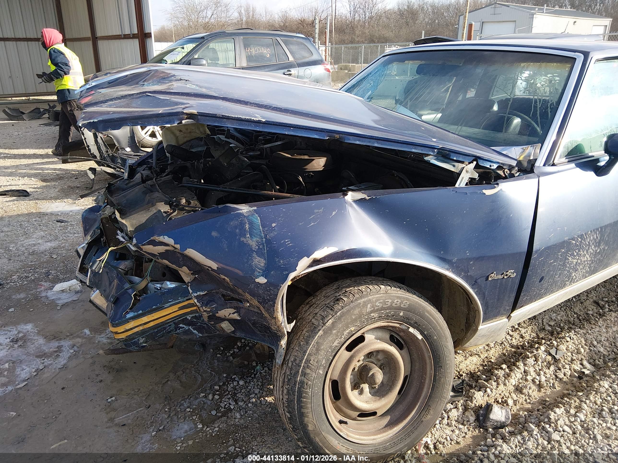 PONTIAC GRAND image 6