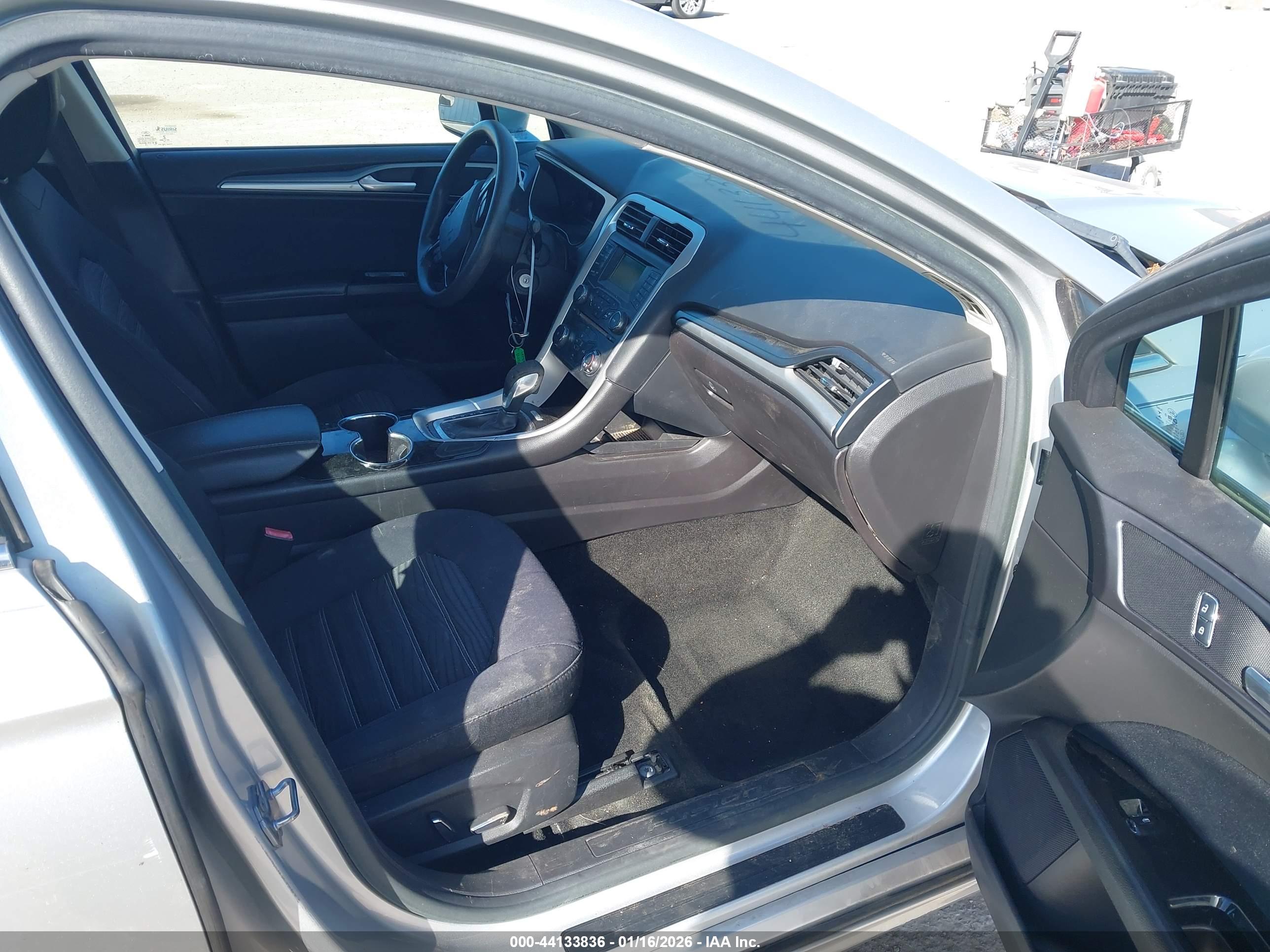 FORD FUSION image 5