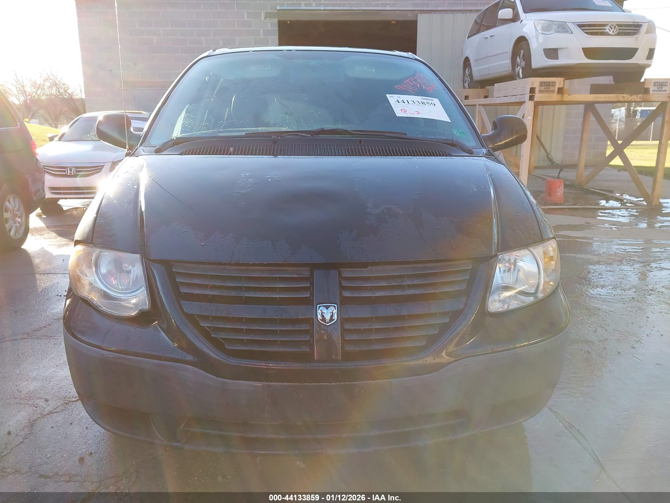 DODGE CARAVAN image 6