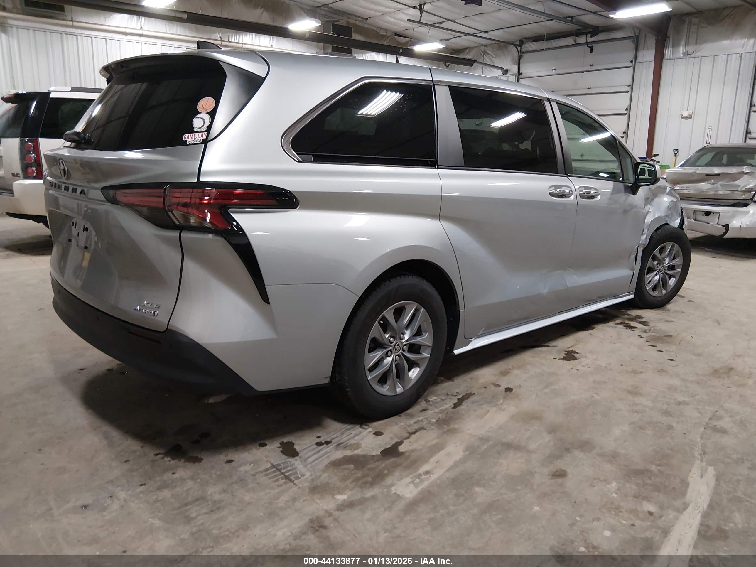 TOYOTA SIENNA image 4