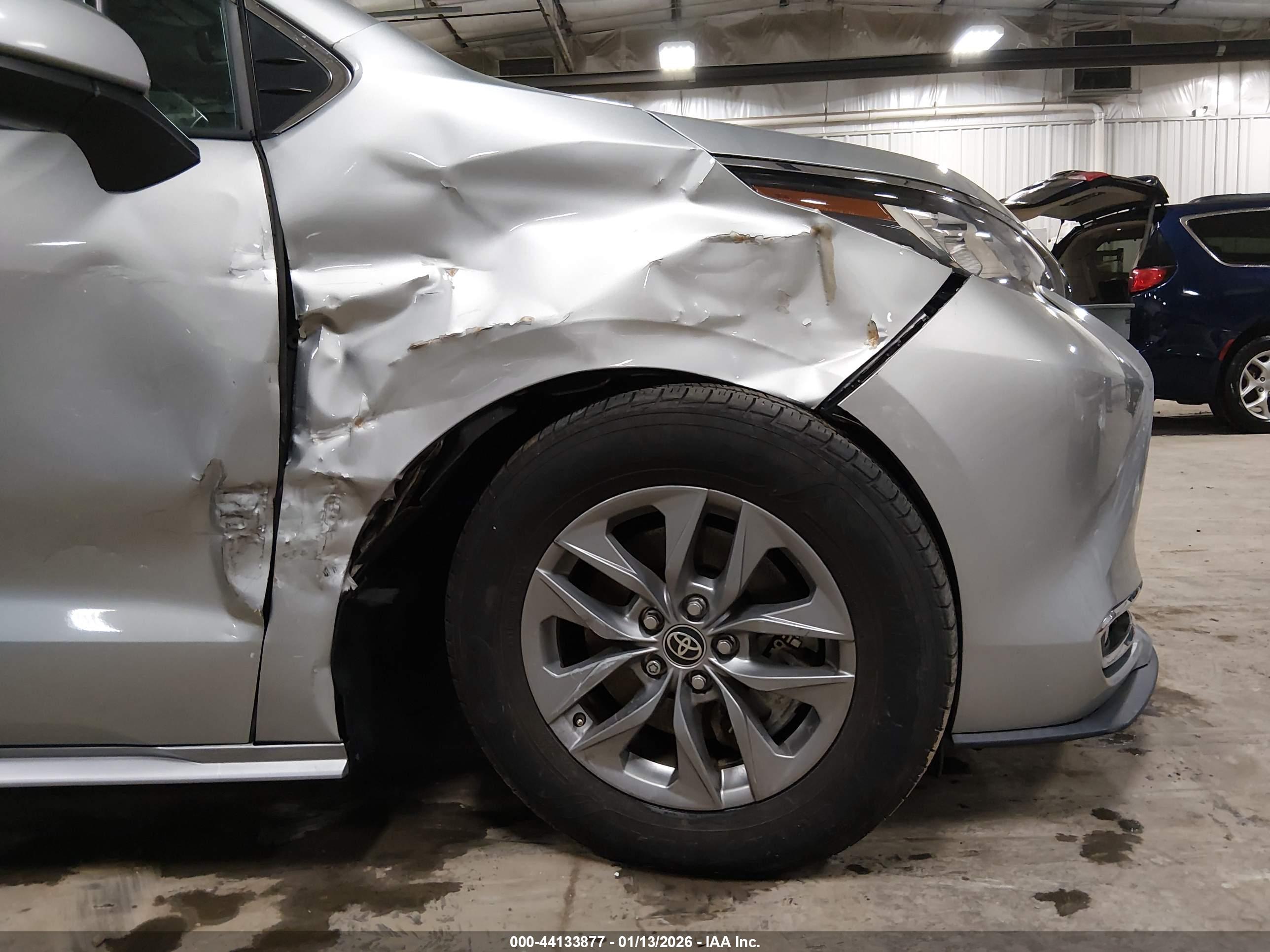 TOYOTA SIENNA image 6