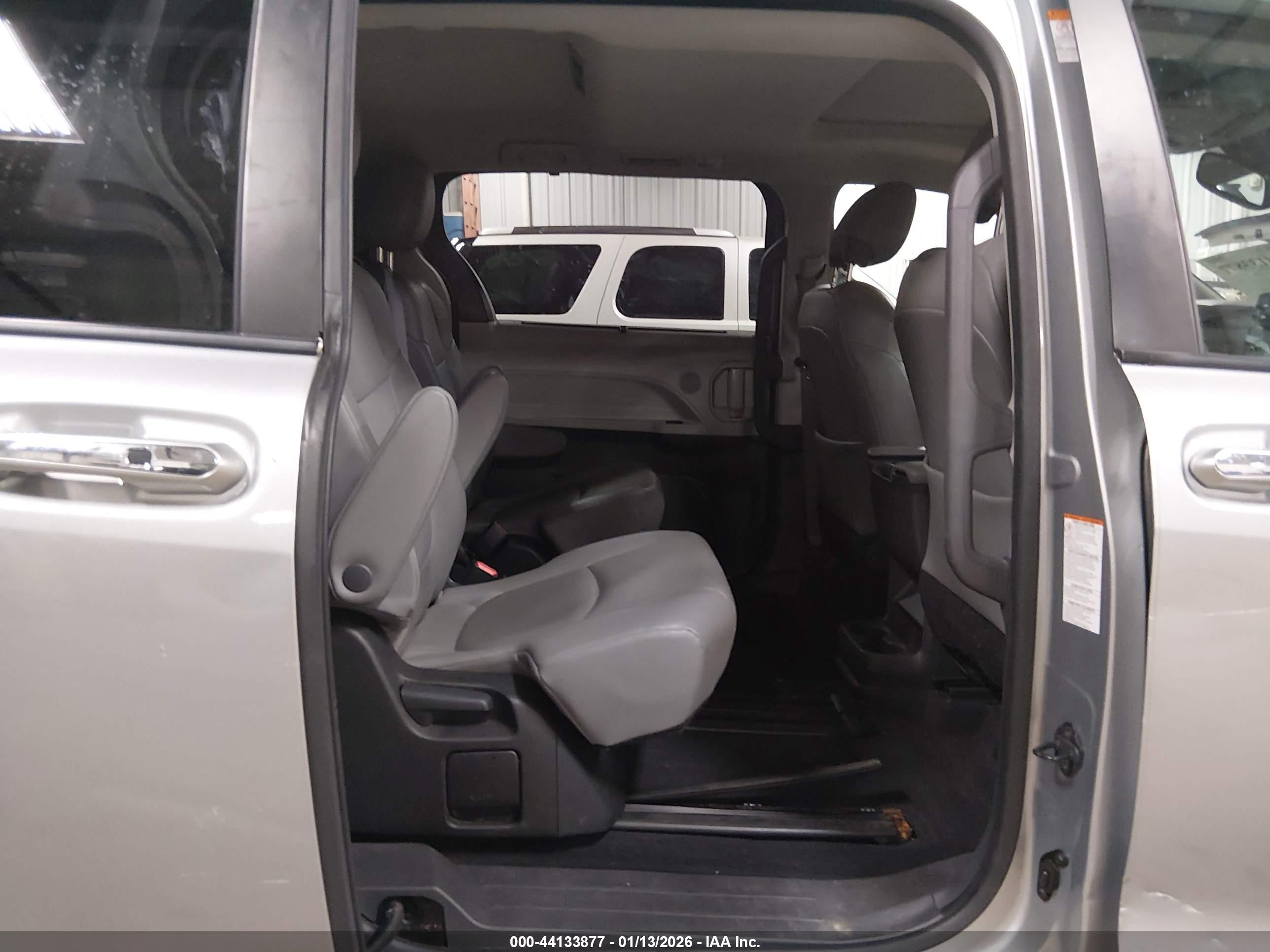 TOYOTA SIENNA image 8