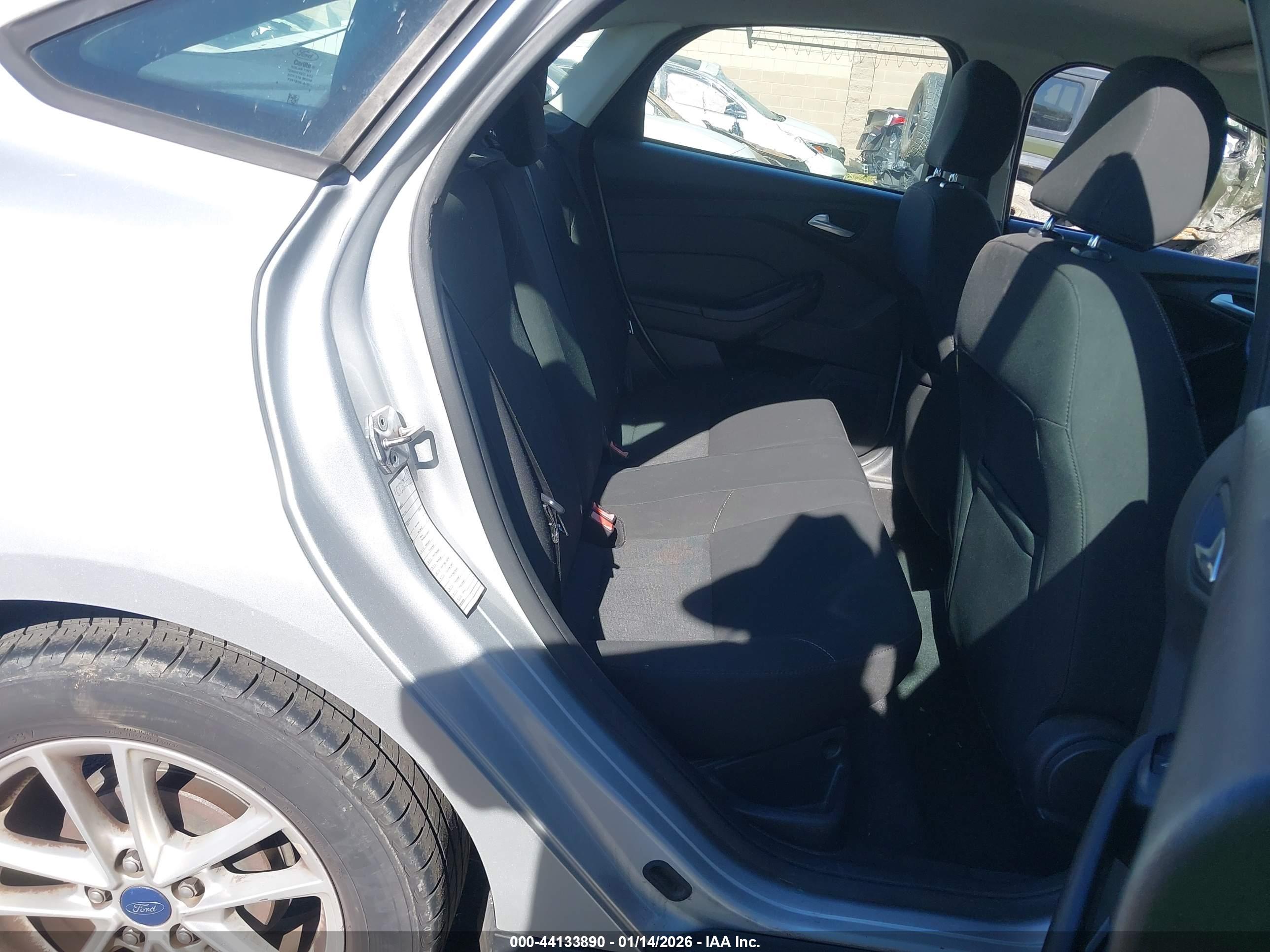 FORD FOCUS image 8