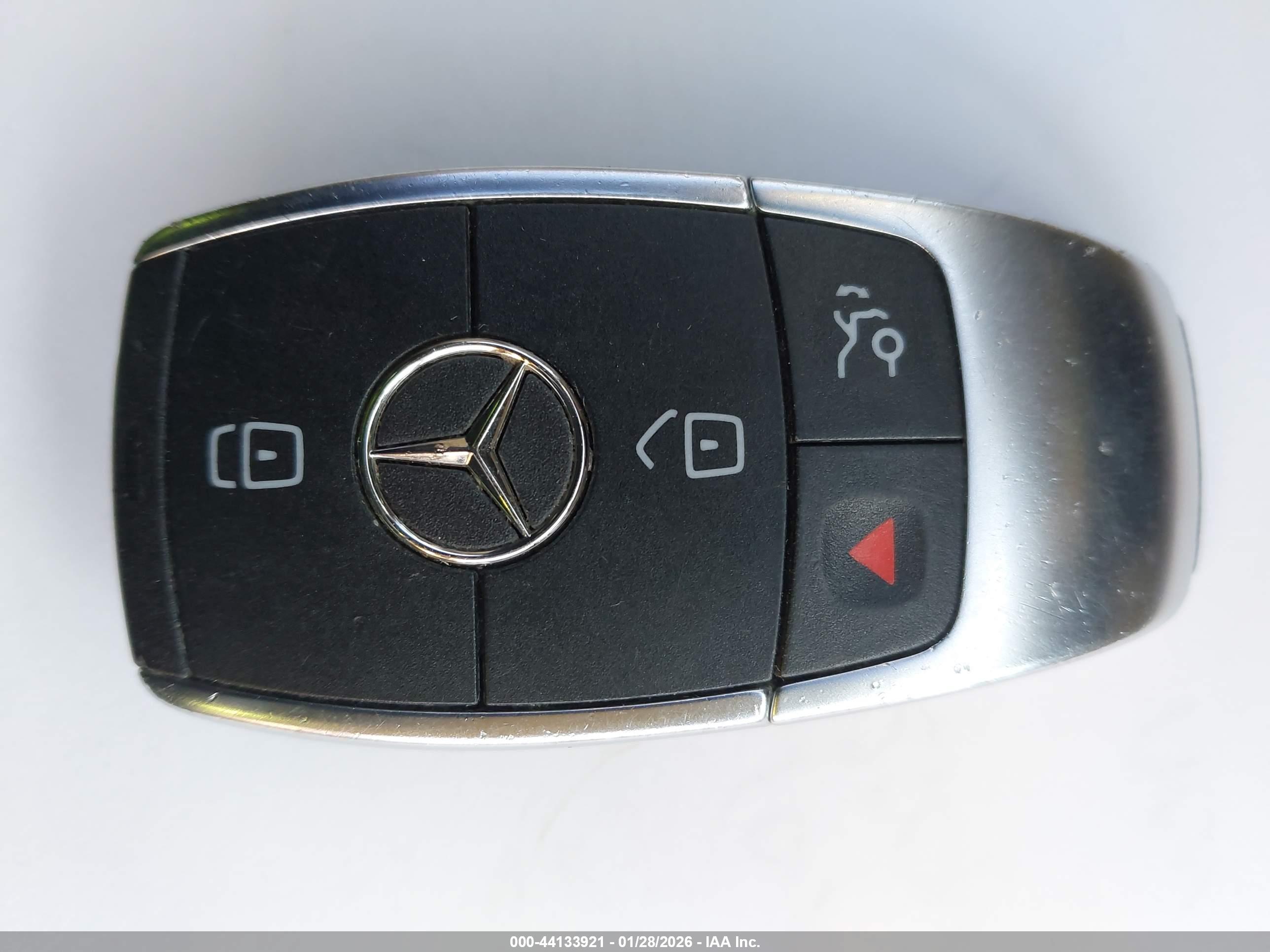 MERCEDES-BENZ GLC image 11