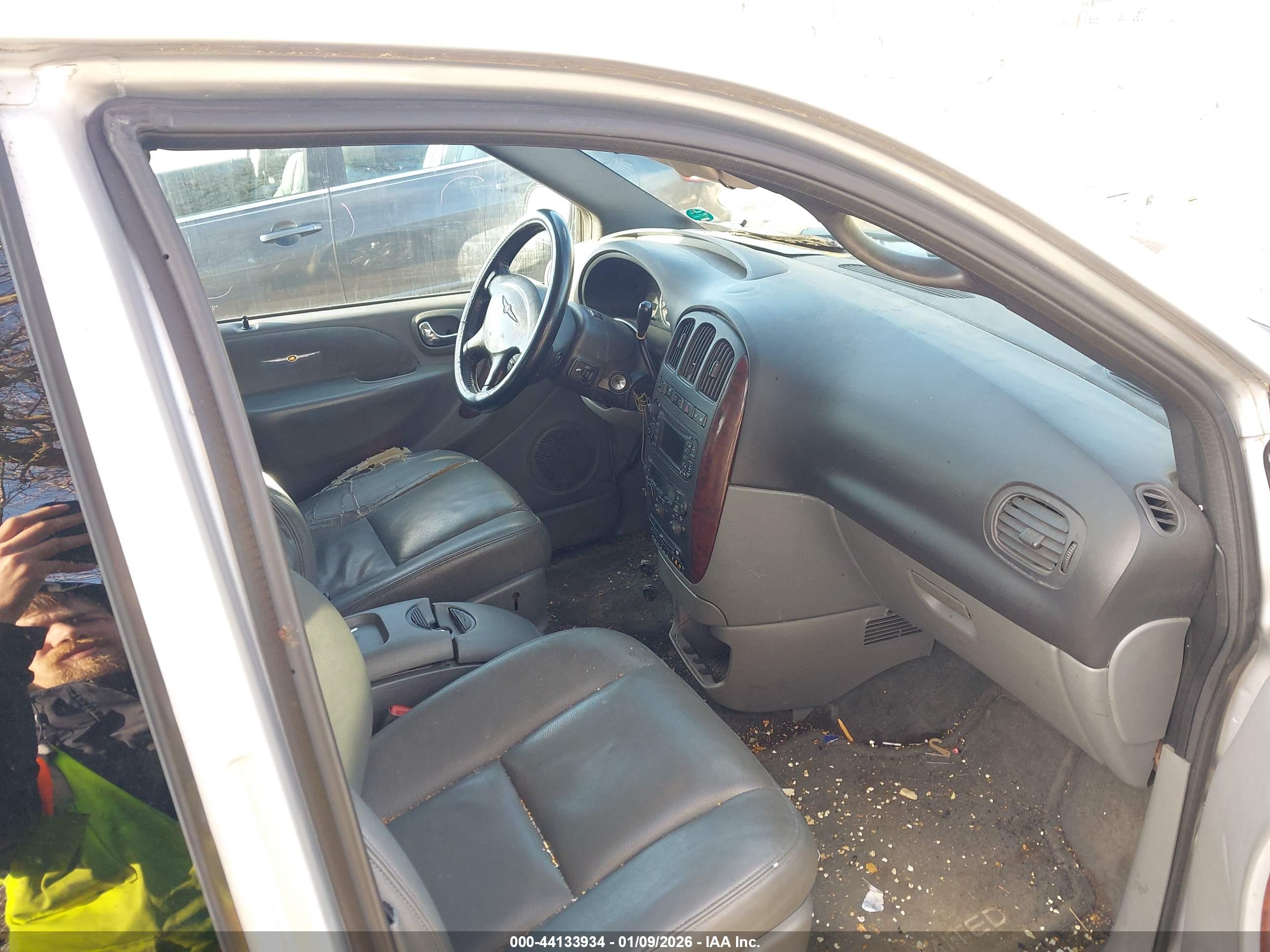 CHRYSLER TOWN image 5