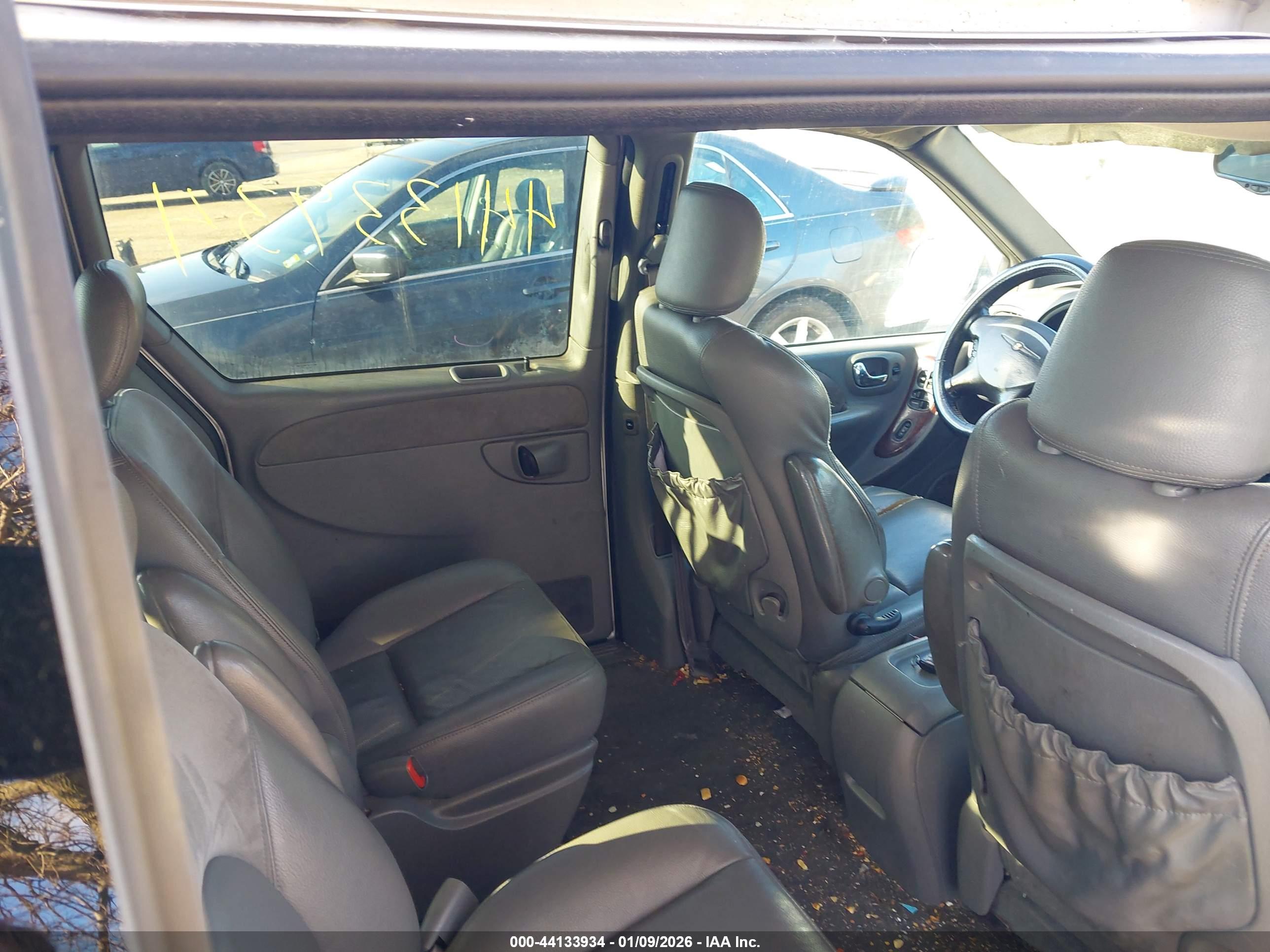 CHRYSLER TOWN image 8