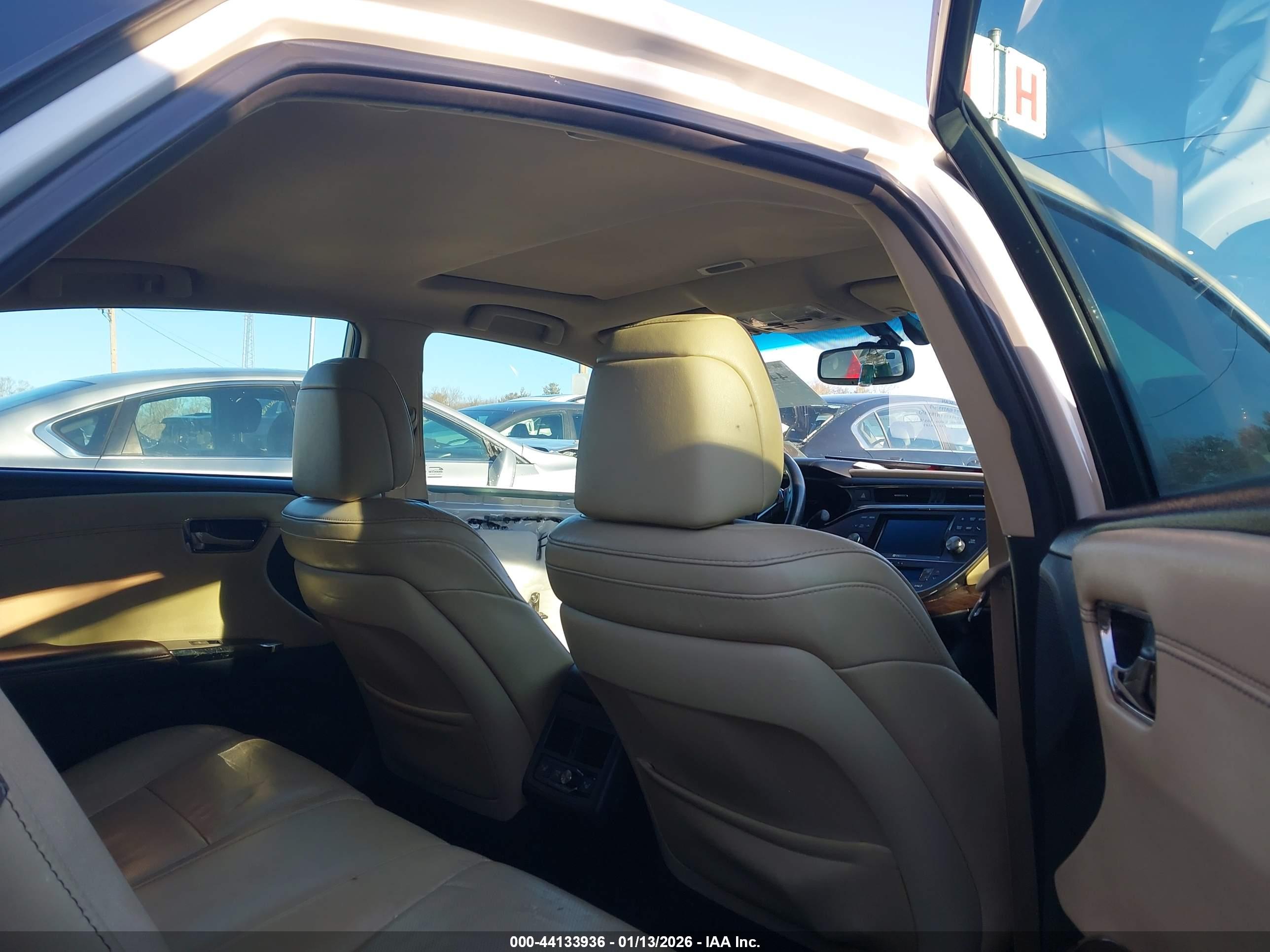 TOYOTA AVALON image 8