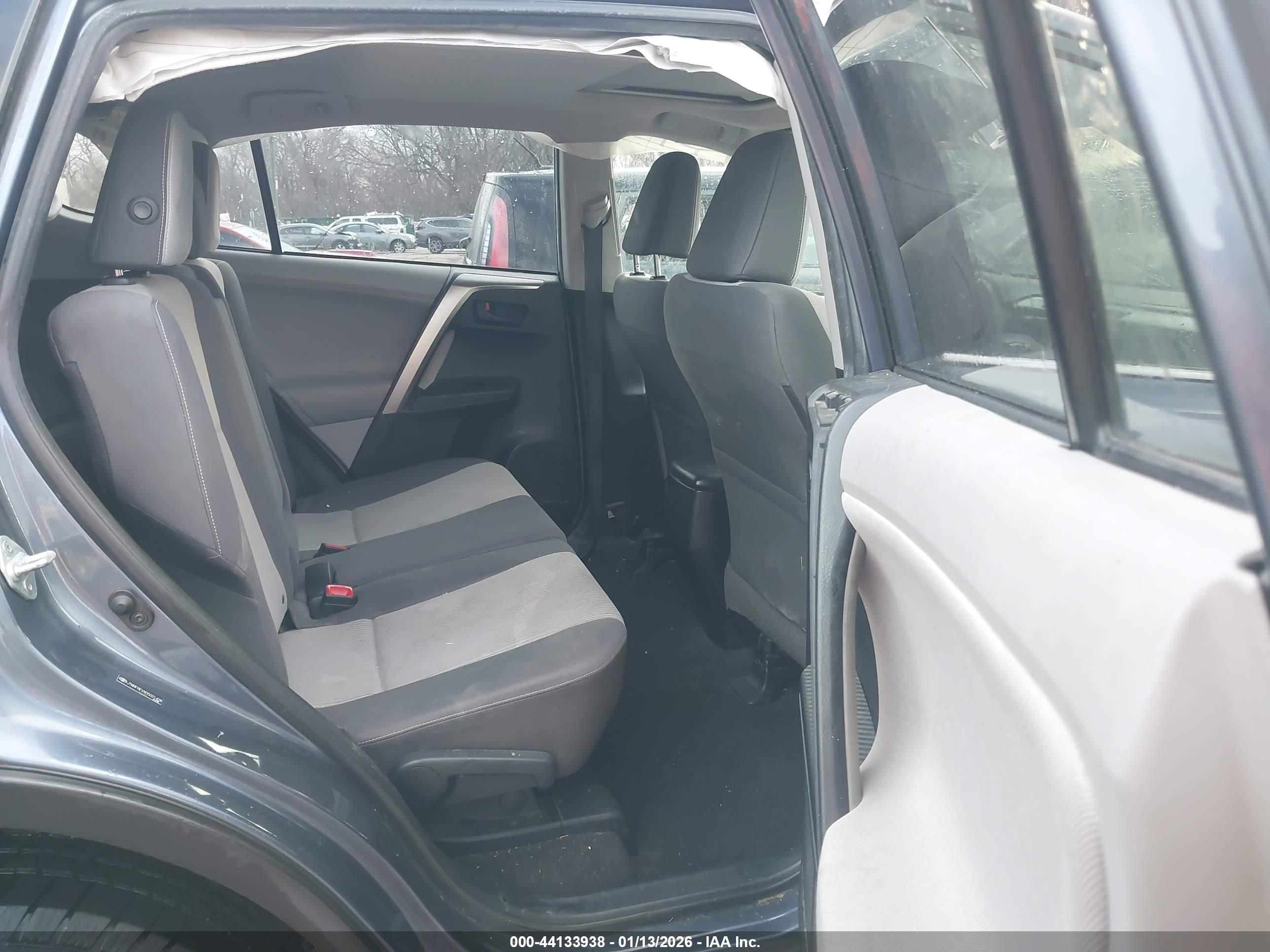 TOYOTA RAV4 image 8