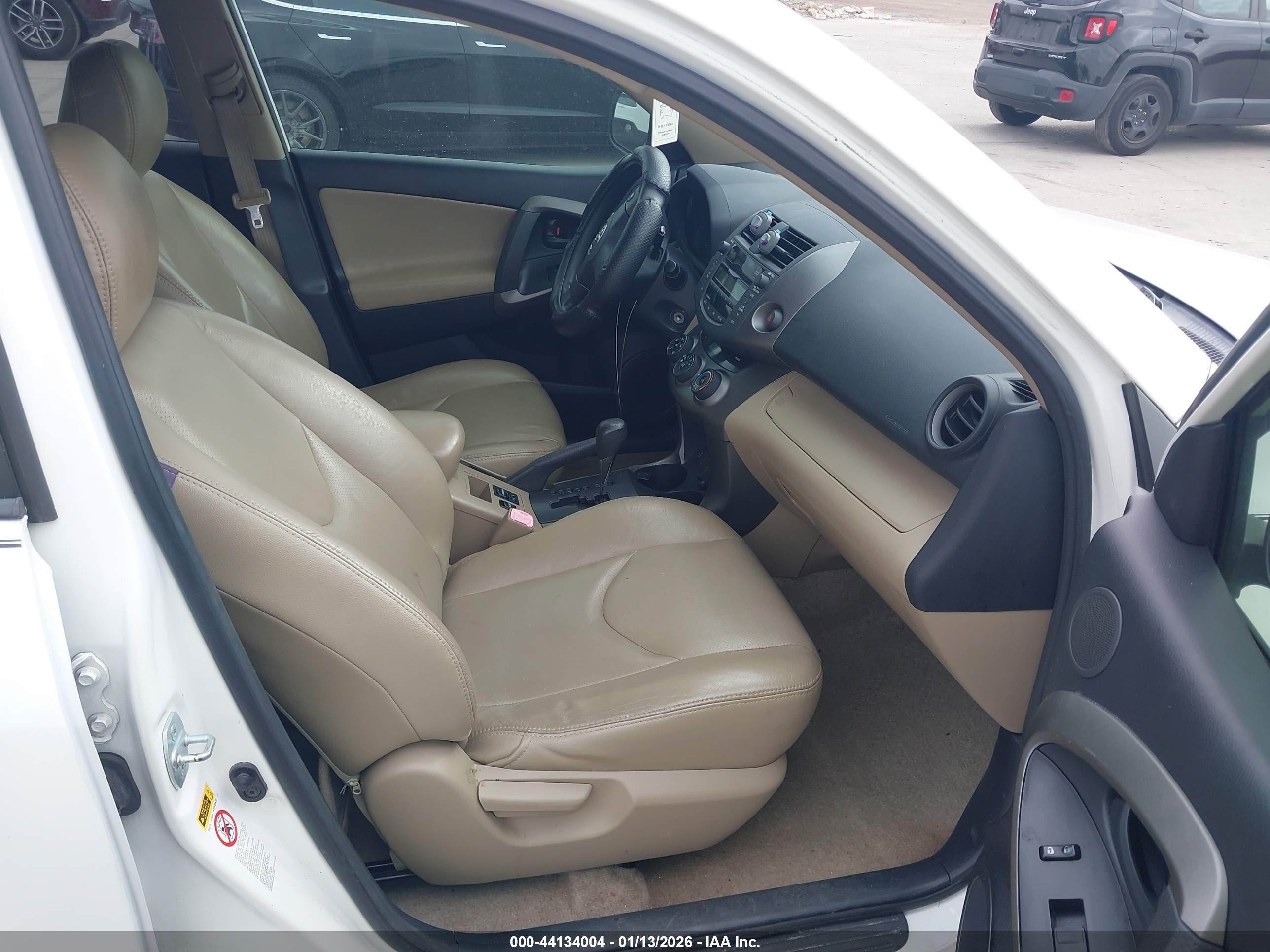 TOYOTA RAV4 image 5