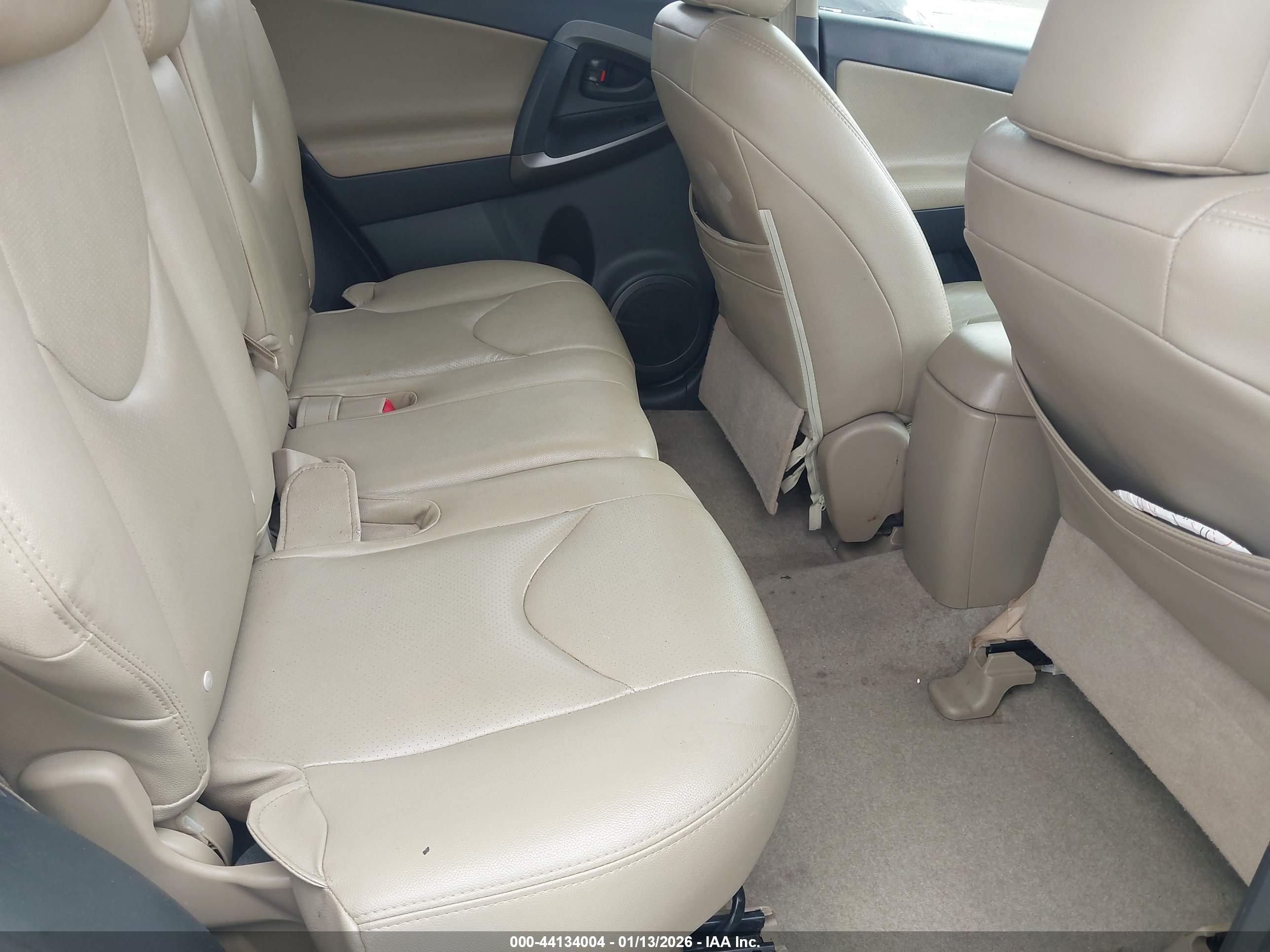 TOYOTA RAV4 image 8