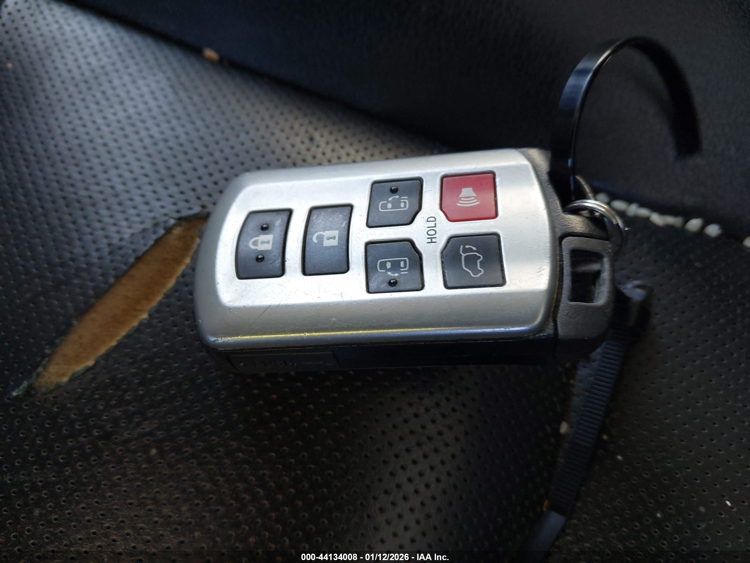 TOYOTA SIENNA image 11