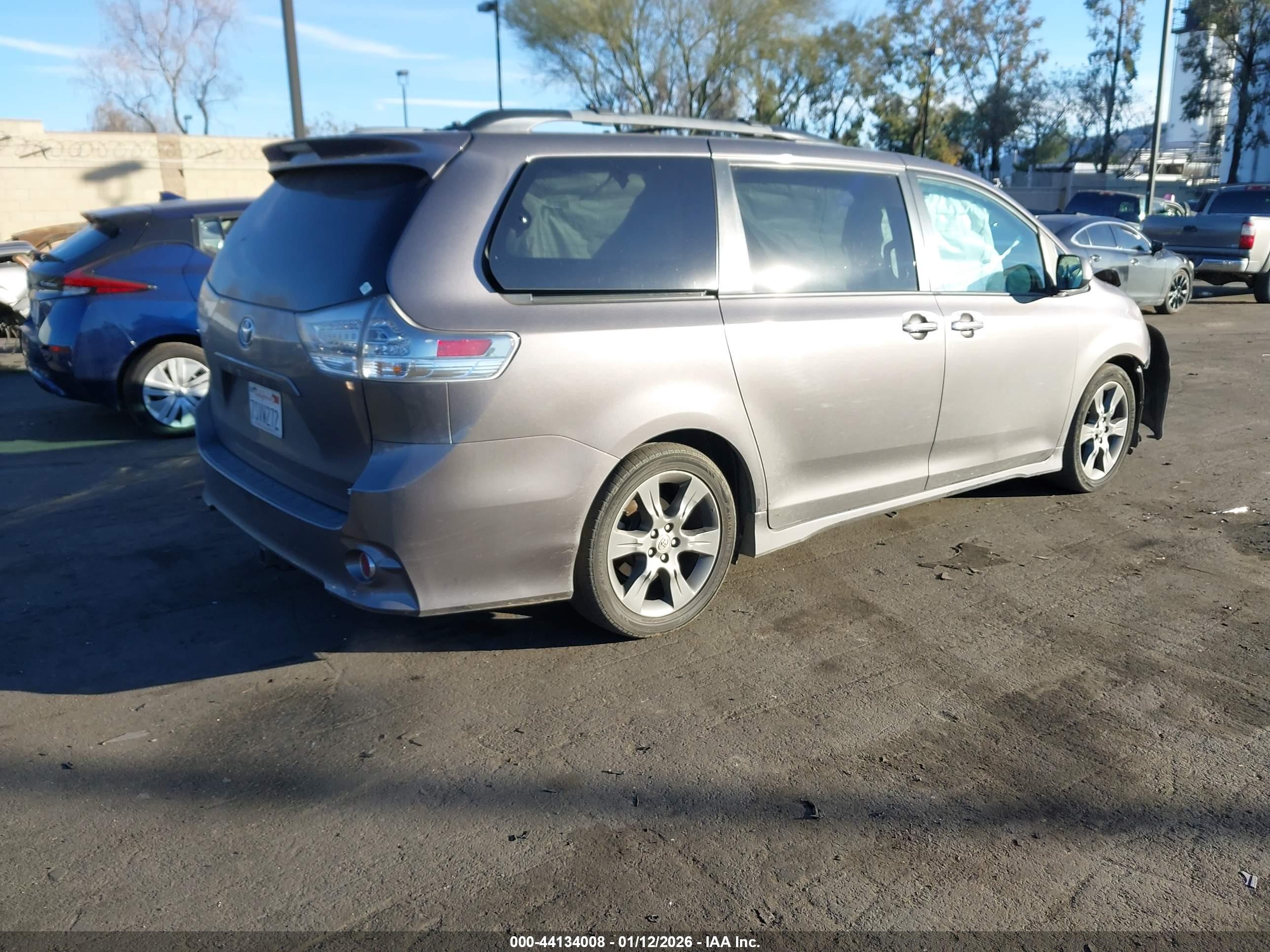 TOYOTA SIENNA image 4