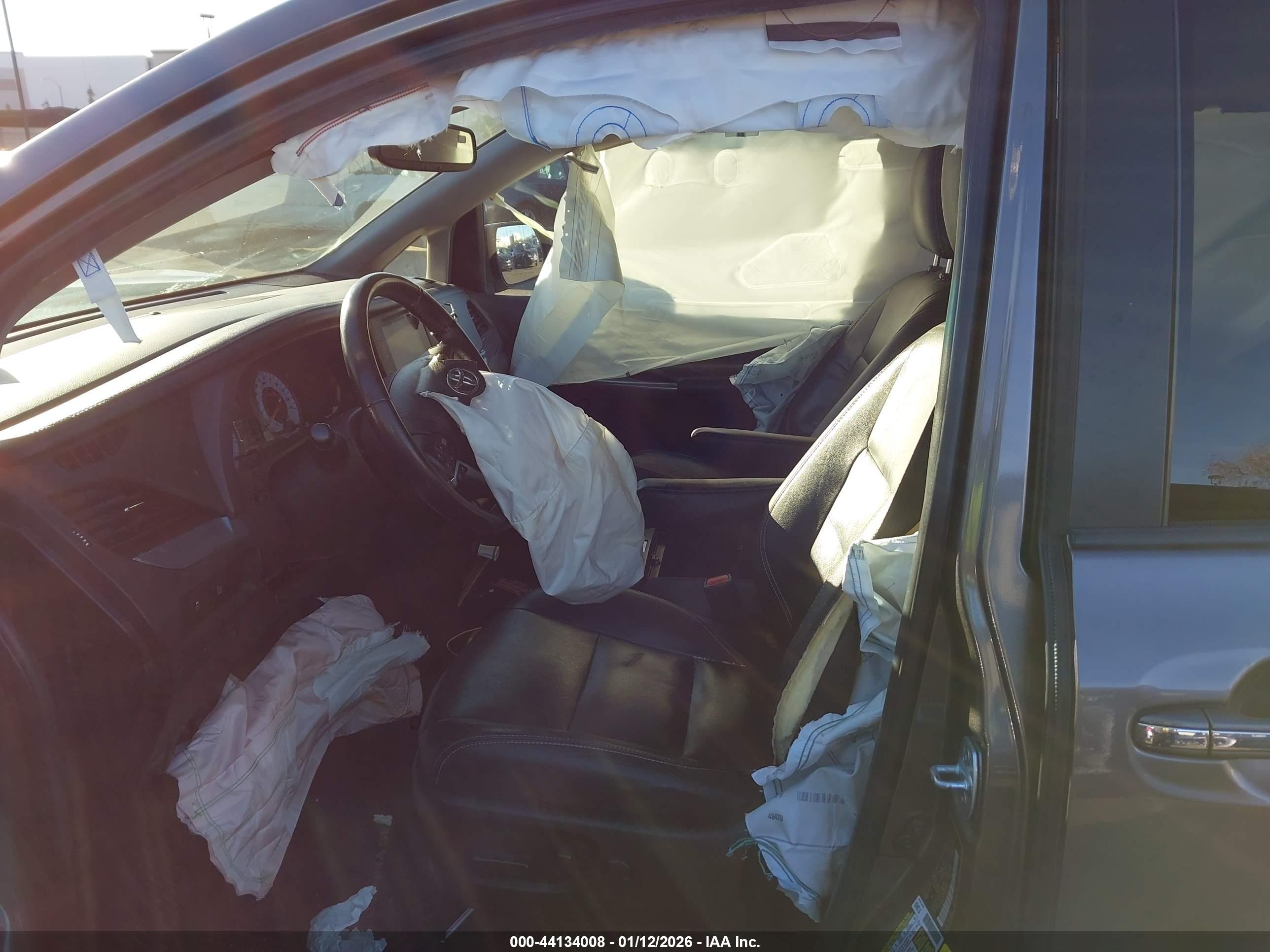 TOYOTA SIENNA image 5