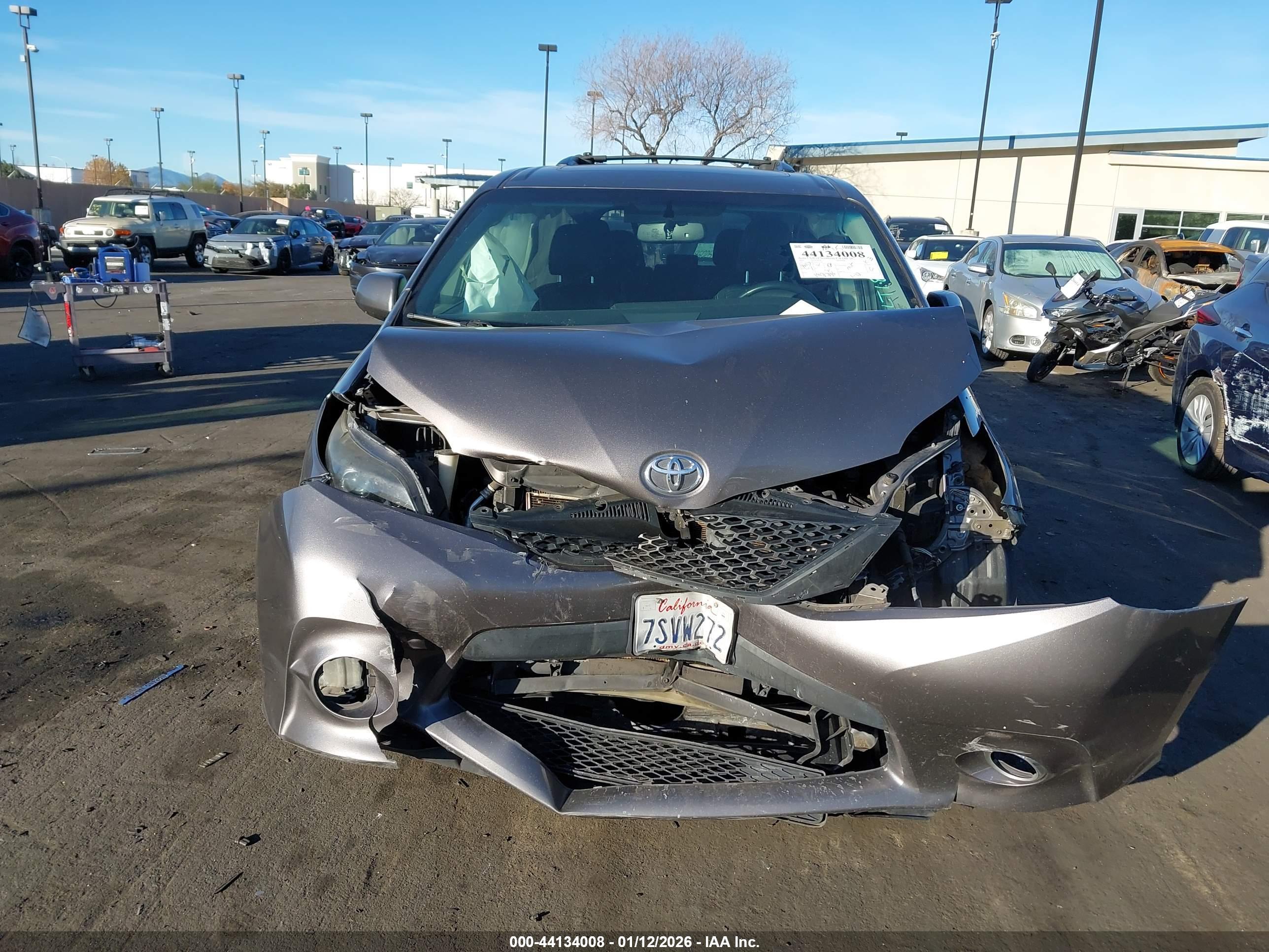 TOYOTA SIENNA image 6