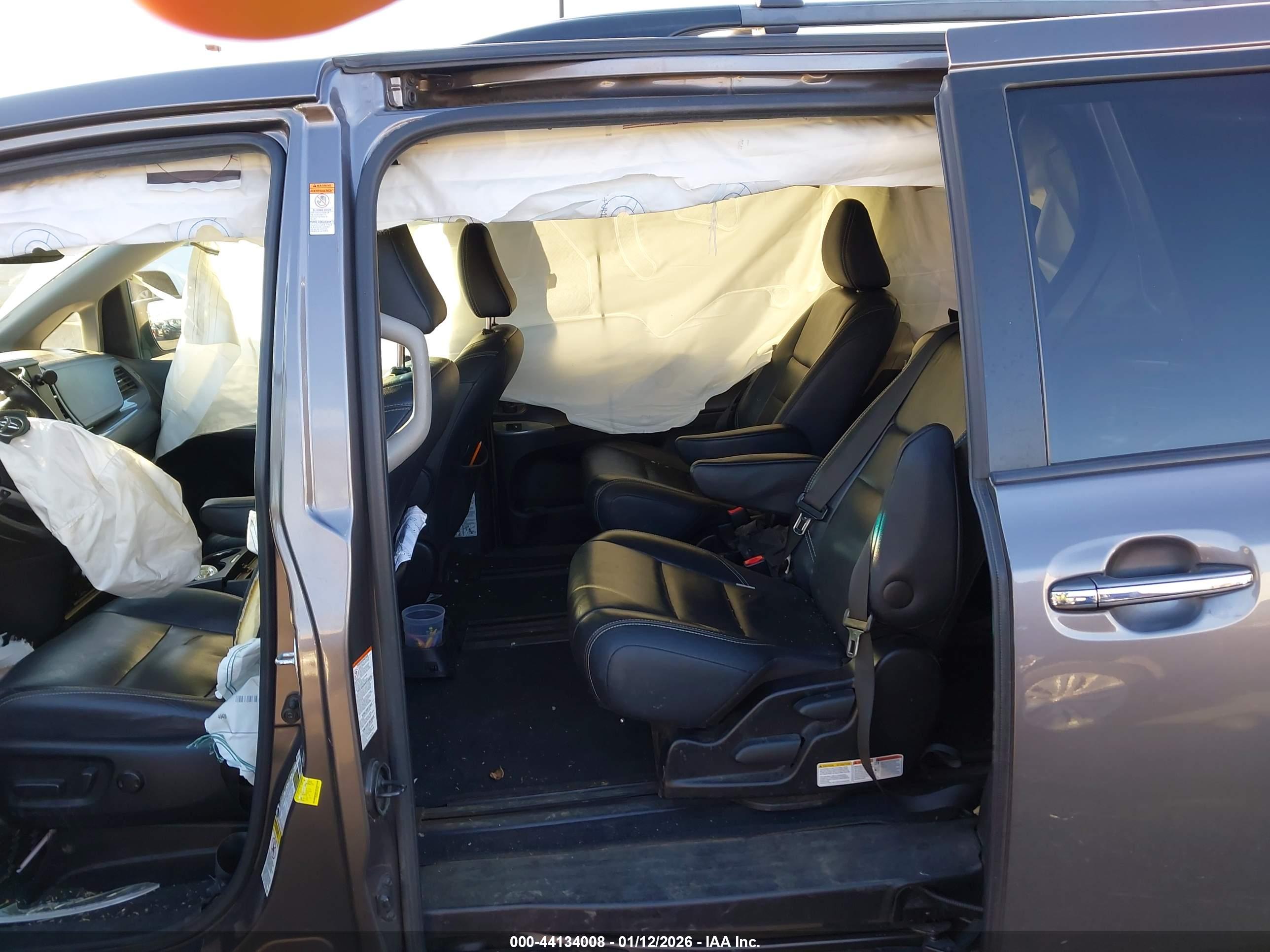TOYOTA SIENNA image 8