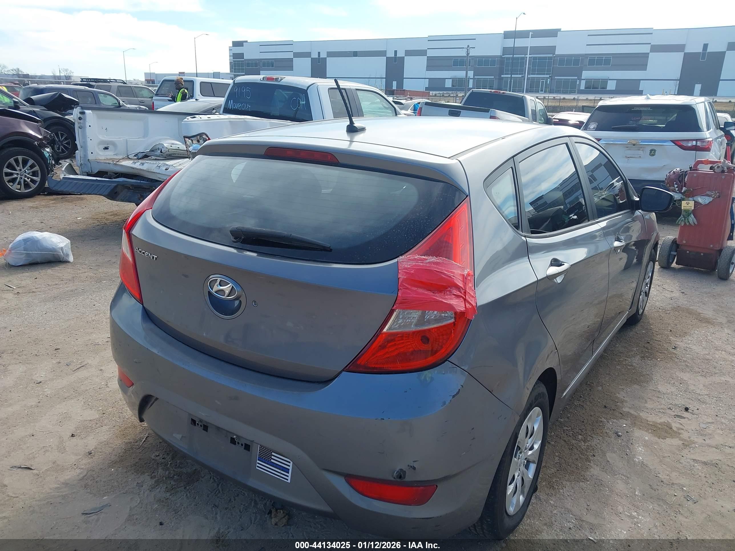 HYUNDAI ACCENT image 4