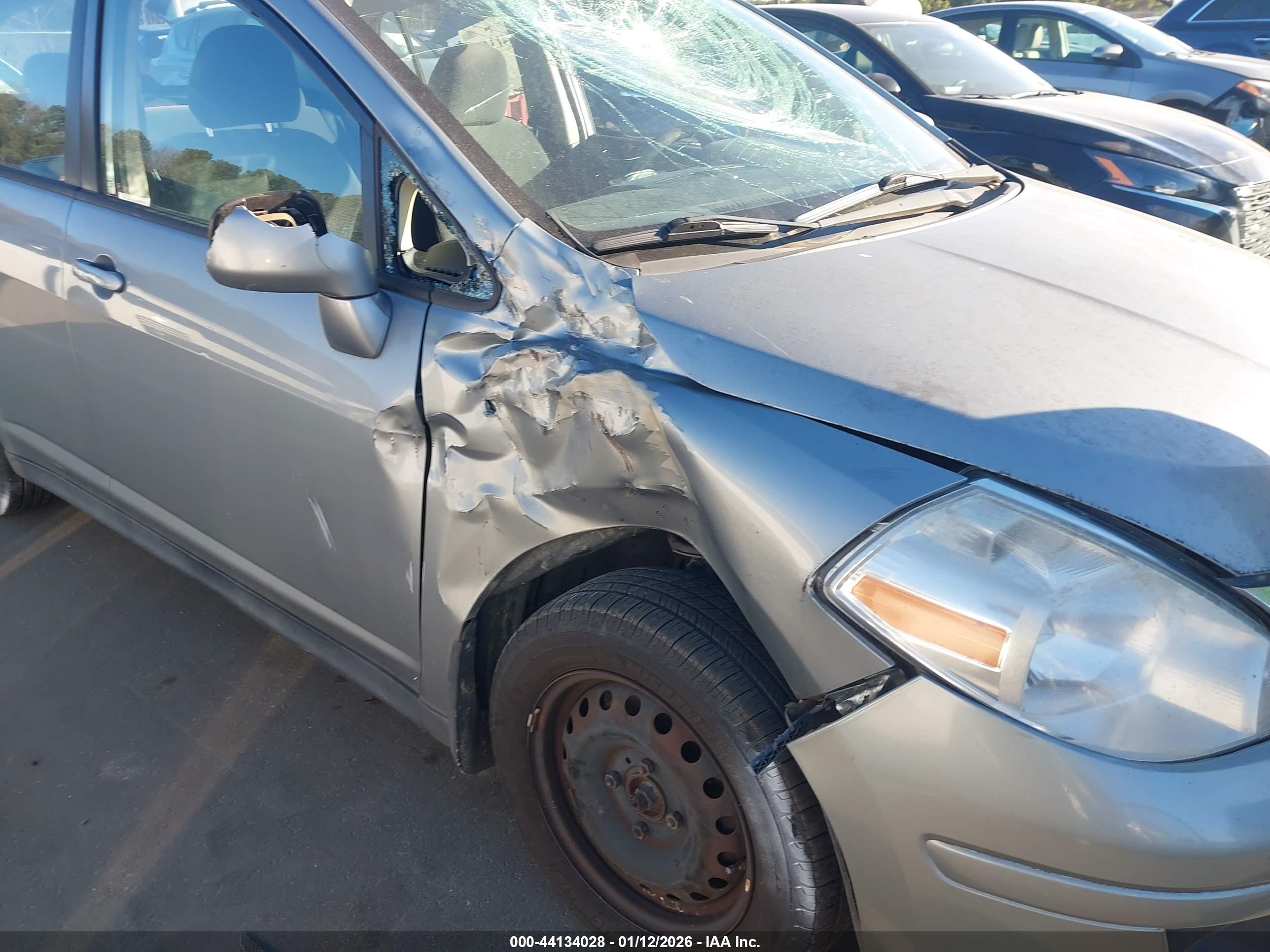 NISSAN VERSA image 6
