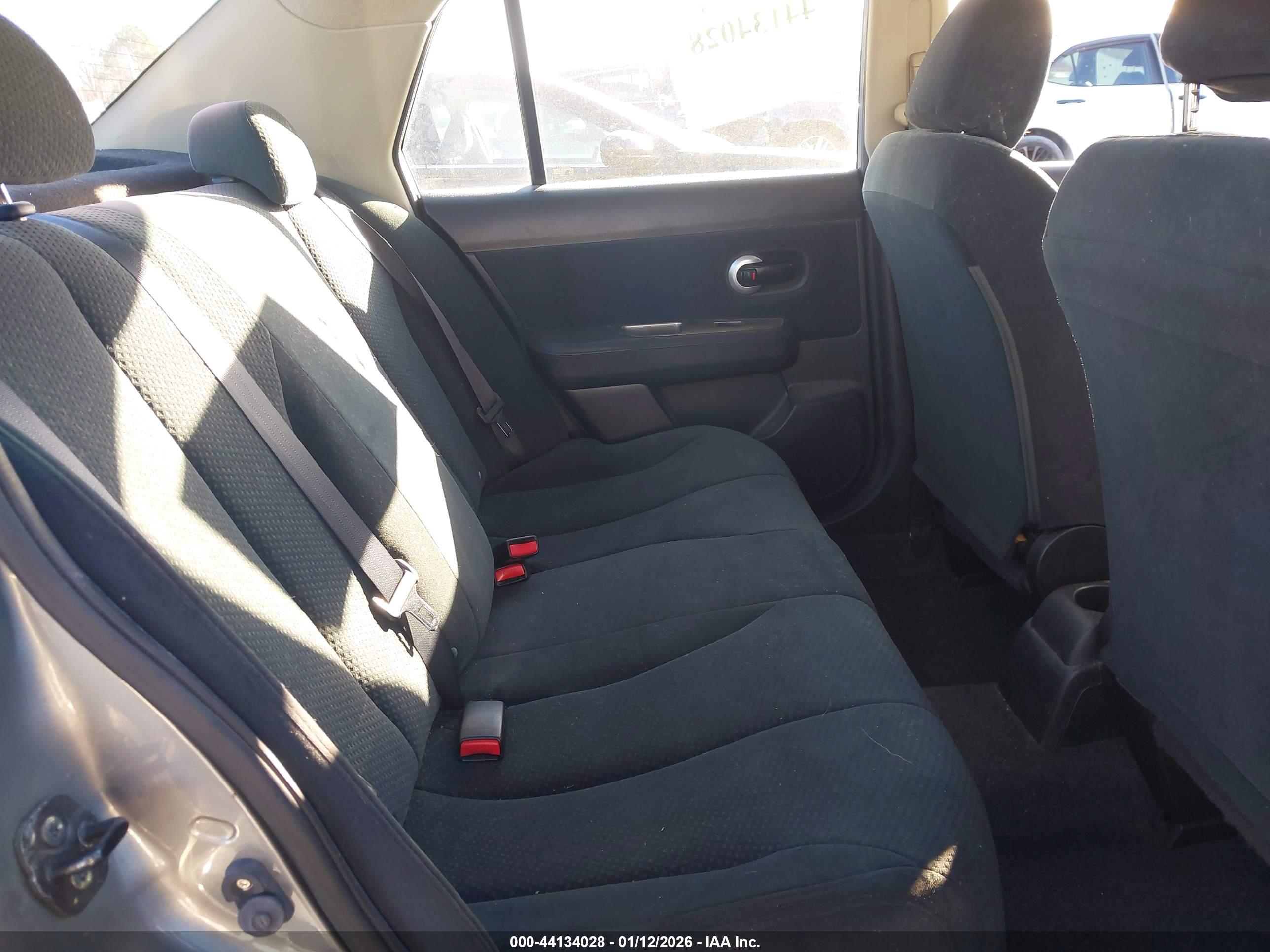 NISSAN VERSA image 8