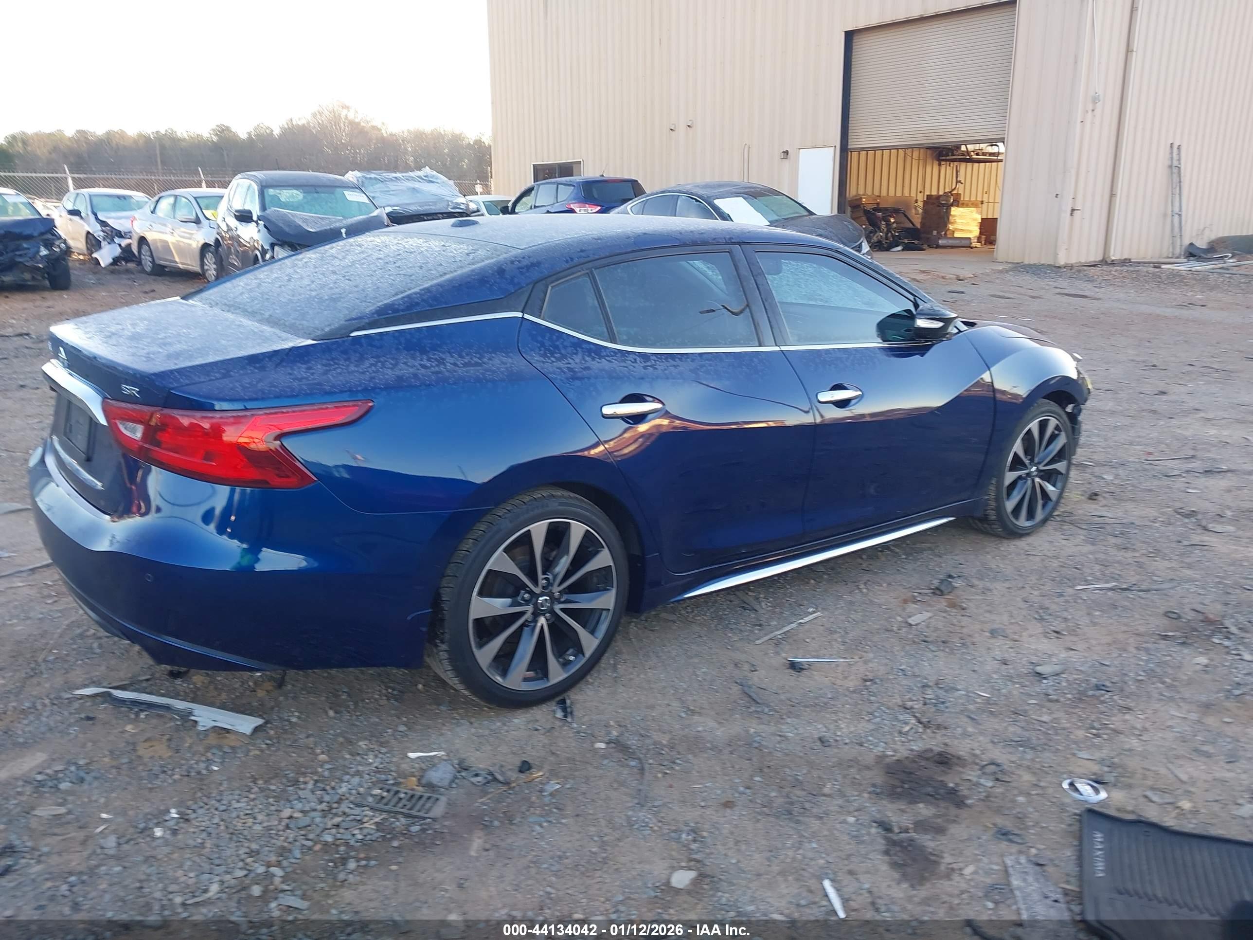 NISSAN MAXIMA image 4