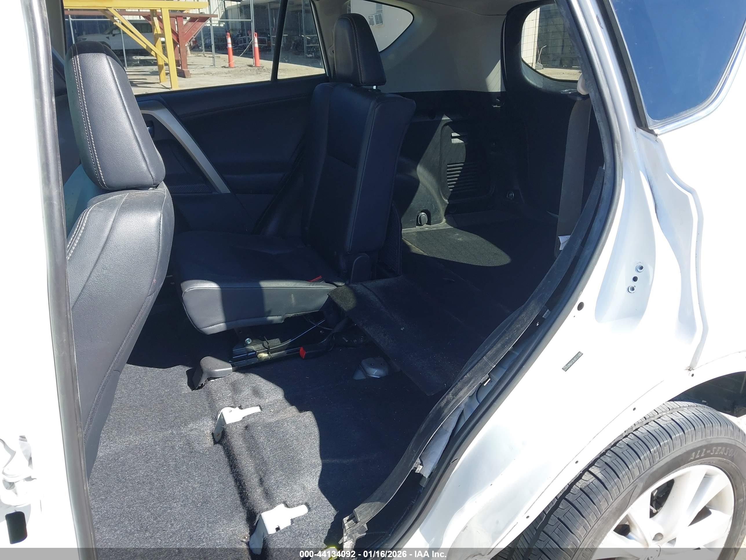 TOYOTA RAV4 image 8