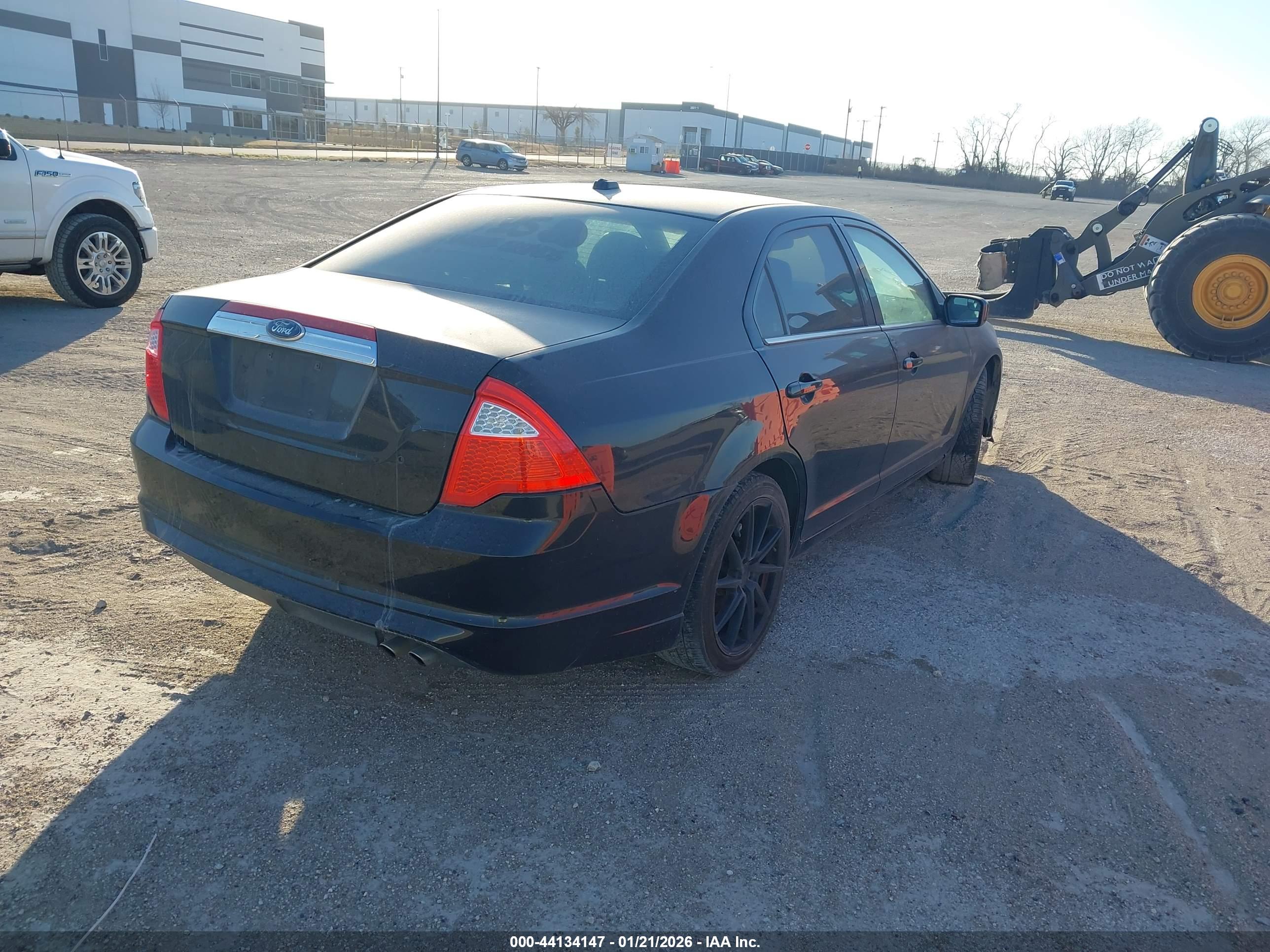 FORD FUSION image 4