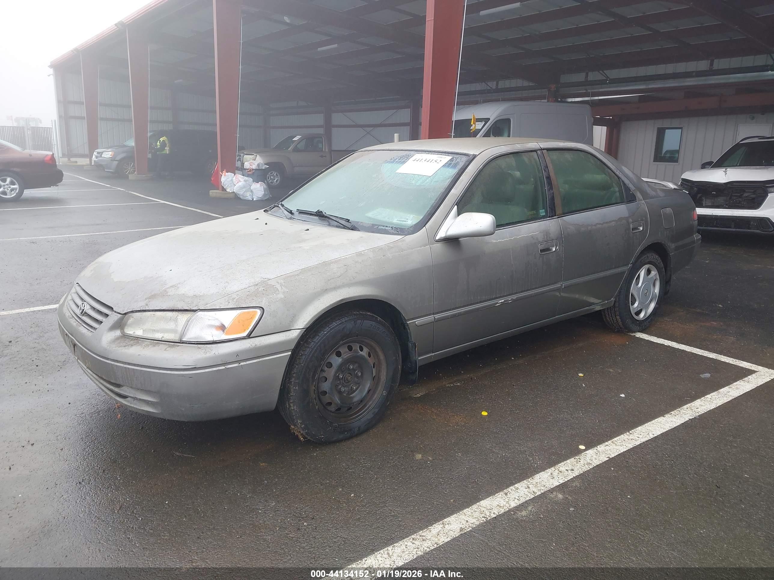 TOYOTA CAMRY image 2