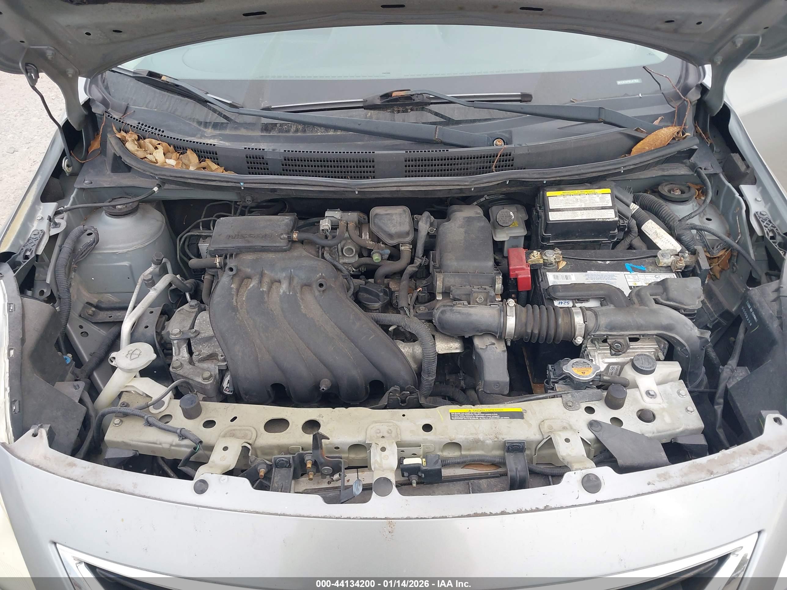NISSAN VERSA image 10