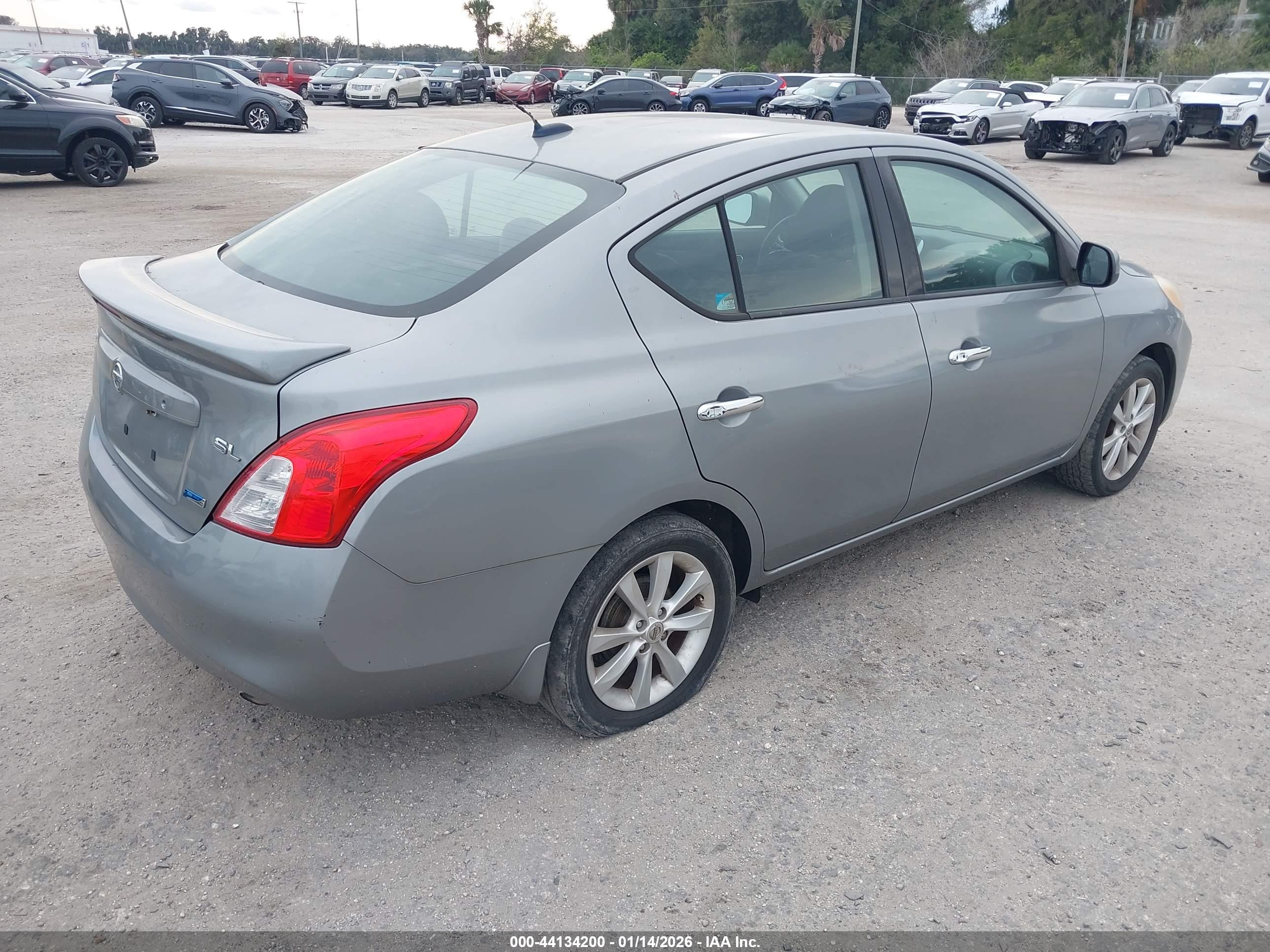 NISSAN VERSA image 4