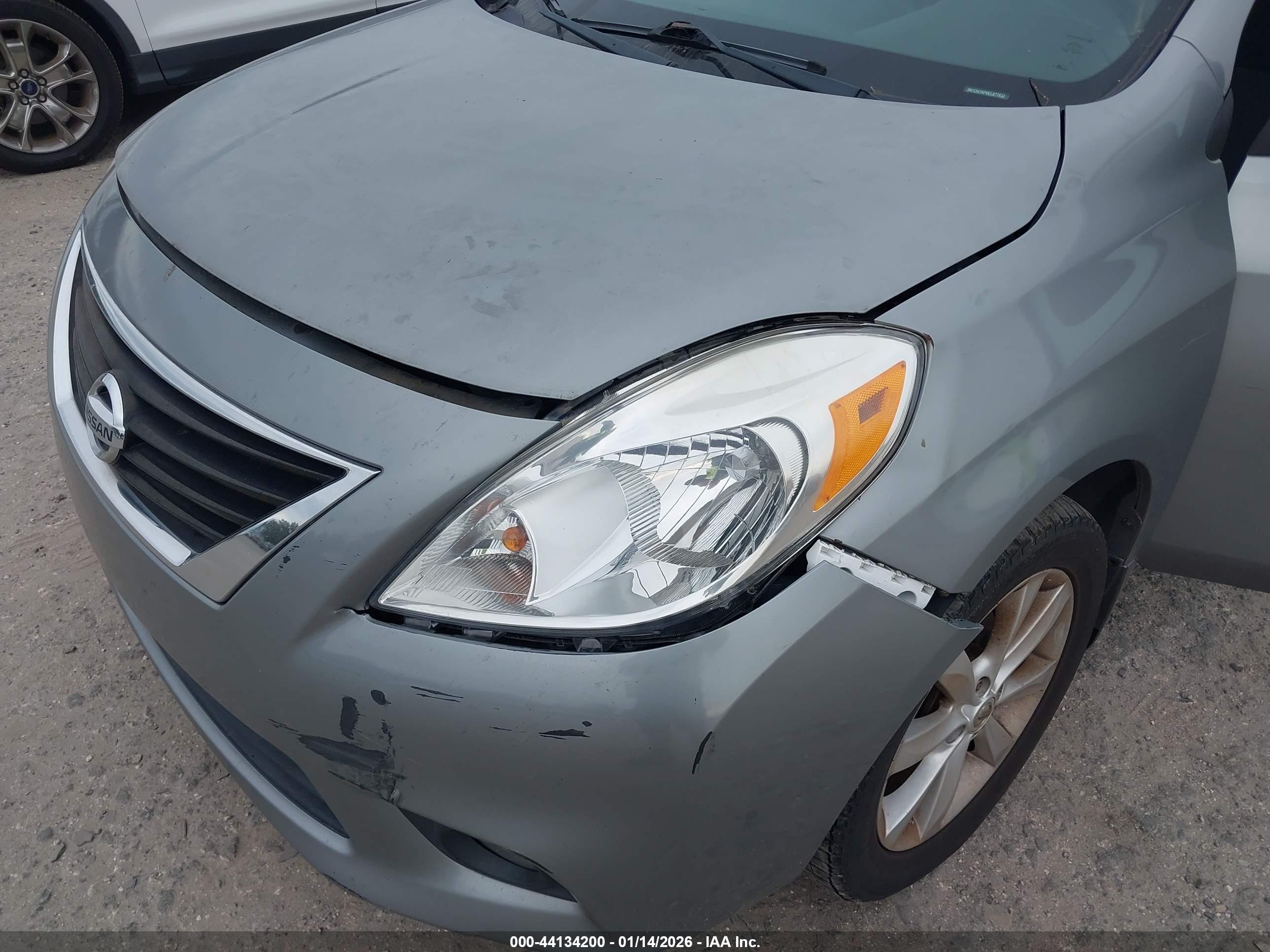 NISSAN VERSA image 6