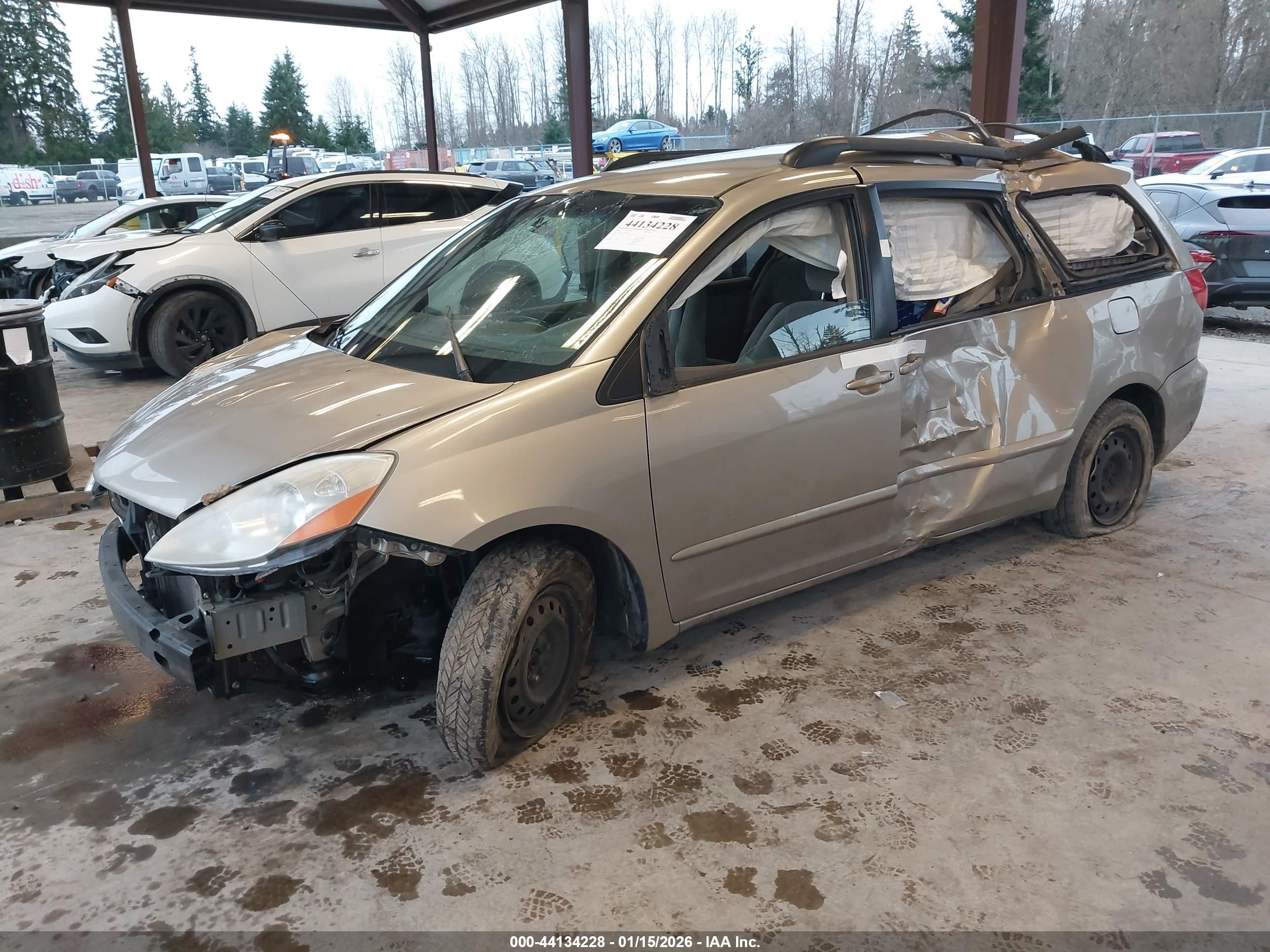TOYOTA SIENNA image 2